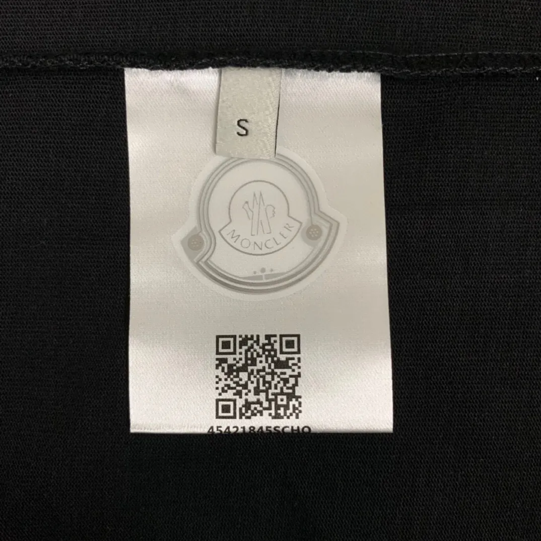 P130 Style: Moncler/muzzled short-sleeved T-shirt Fabric: 300g double yarn 100% cotton Rib: 320g Solona Process: Printing Color: White Black Size: S M L XL XXL No gender distinction, same style for men and women