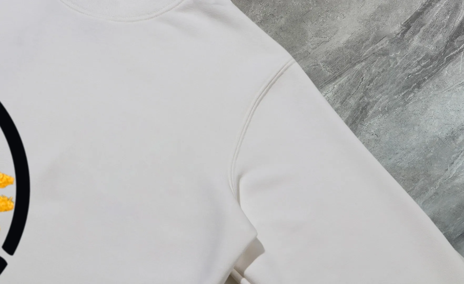P210 High-version sweatshirt) [Long-term stock] 〖𝐌𝐎𝐍𝐂𝐋𝐄𝐑~Mask〗 Made of 440g heavy-weight fabric. It is different from the market currency. It can be matched with any variety and is properly handsome. 😎The whole dress is made of double waistcoats. The double waistcoats make the whole dress more three-dimensional. Not ordinary factories can do such fine work. 2025 Spring runway version of the T stage, on sale at the counter, round neck terry sweatshirt, high-end double-strand pure cotton, custom-made stretch ribs, dyed in the same vat, complete with three standards, matched with exquisite embroidered LOGO on the chest, simple and advanced, same style for men and women. Color: black, apricot, white, size: S M L XL 2XL