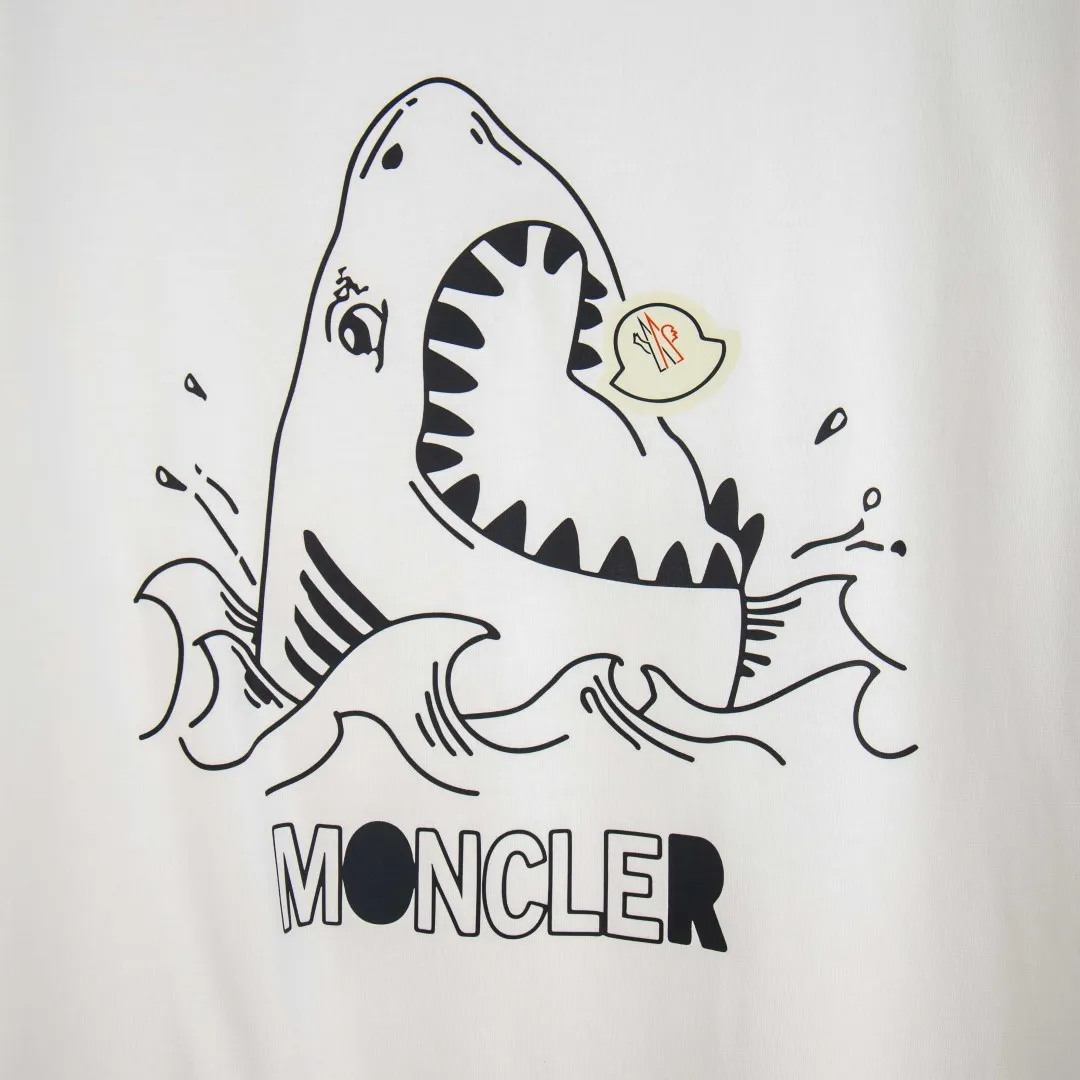 P190 💰 zp version [exclusive supply] MONCLER/muzzled 300g round neck short-sleeved T-shirt brand classic shark🦈 letter LOGO embossed technology official synchronization high version high quality fashionable personality versatile trend pure original quality original fabric hangtag collar label washed wheat three standard complete color: black. white. Size: S M L XL XXL No.: WS10024