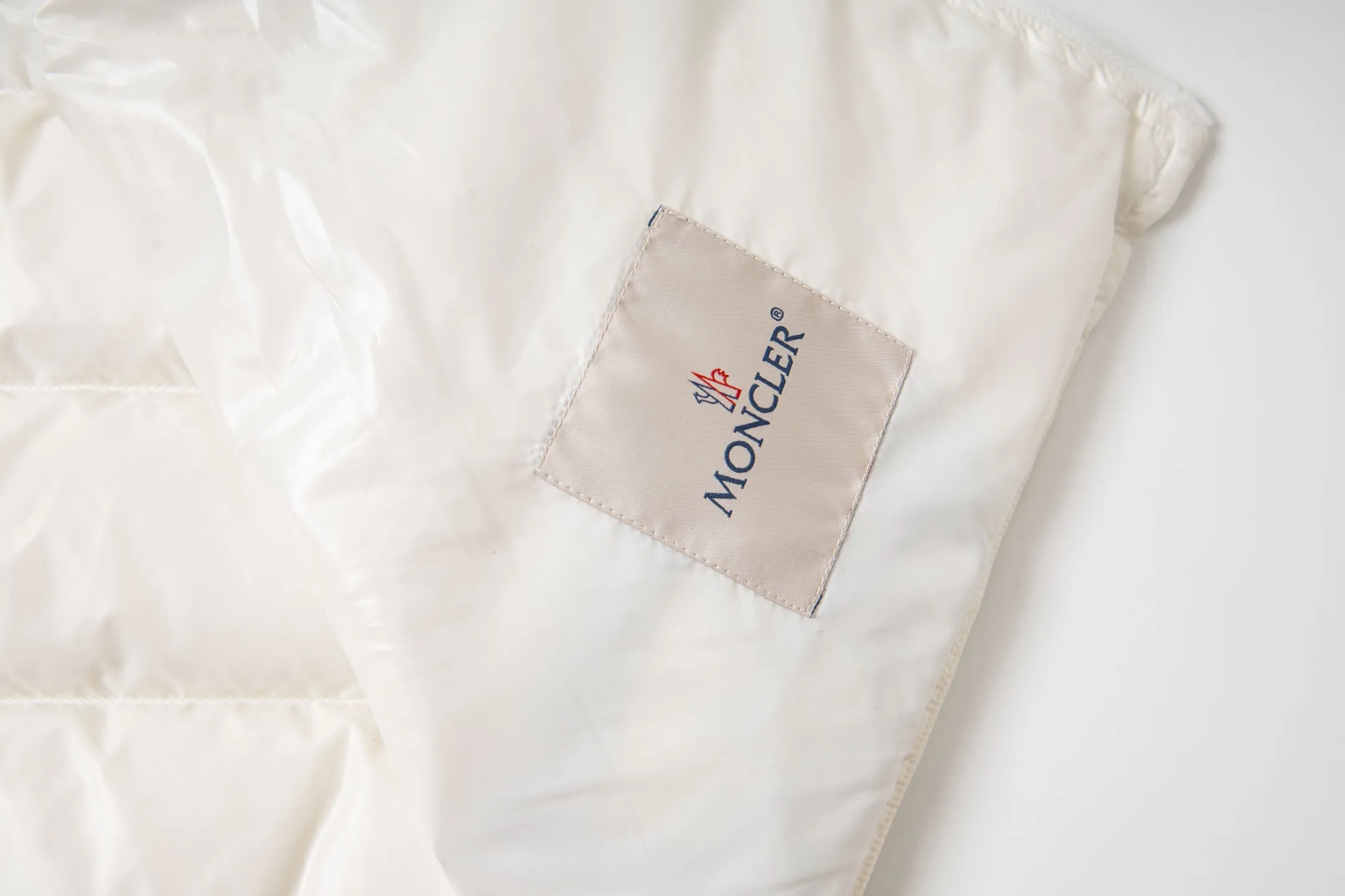 P580 Moncler/Mongolian Down Classic Vest This vest is made of the iconic imported gall-free and velvet-proof nylon. The classic small seams make it stand out ✨✨✨, which provides excellent protection and warmth. The two-way zipper fly is equipped with a Moner logo-shaped puller. All the details and workmanship can instantly beat all the products on the market! What a sense of detail! ! Fried chicken stick with upper body effect! 👍🏻 Color: black/white Size: 1/2/3/4/5/6