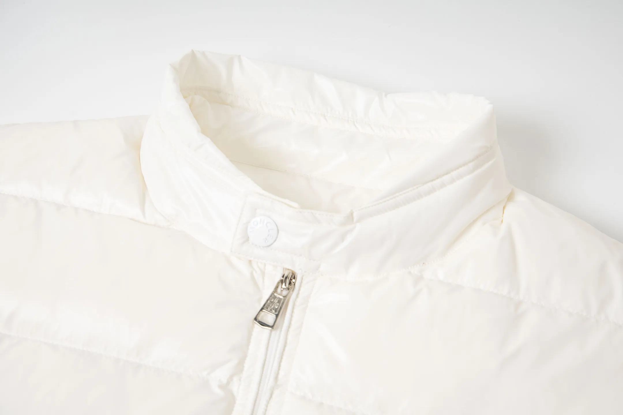 P580 Moncler/Mongolian Down Classic Vest This vest is made of the iconic imported gall-free and velvet-proof nylon. The classic small seams make it stand out ✨✨✨, which provides excellent protection and warmth. The two-way zipper fly is equipped with a Moner logo-shaped puller. All the details and workmanship can instantly beat all the products on the market! What a sense of detail! ! Fried chicken stick with upper body effect! 👍🏻 Color: black/white Size: 1/2/3/4/5/6