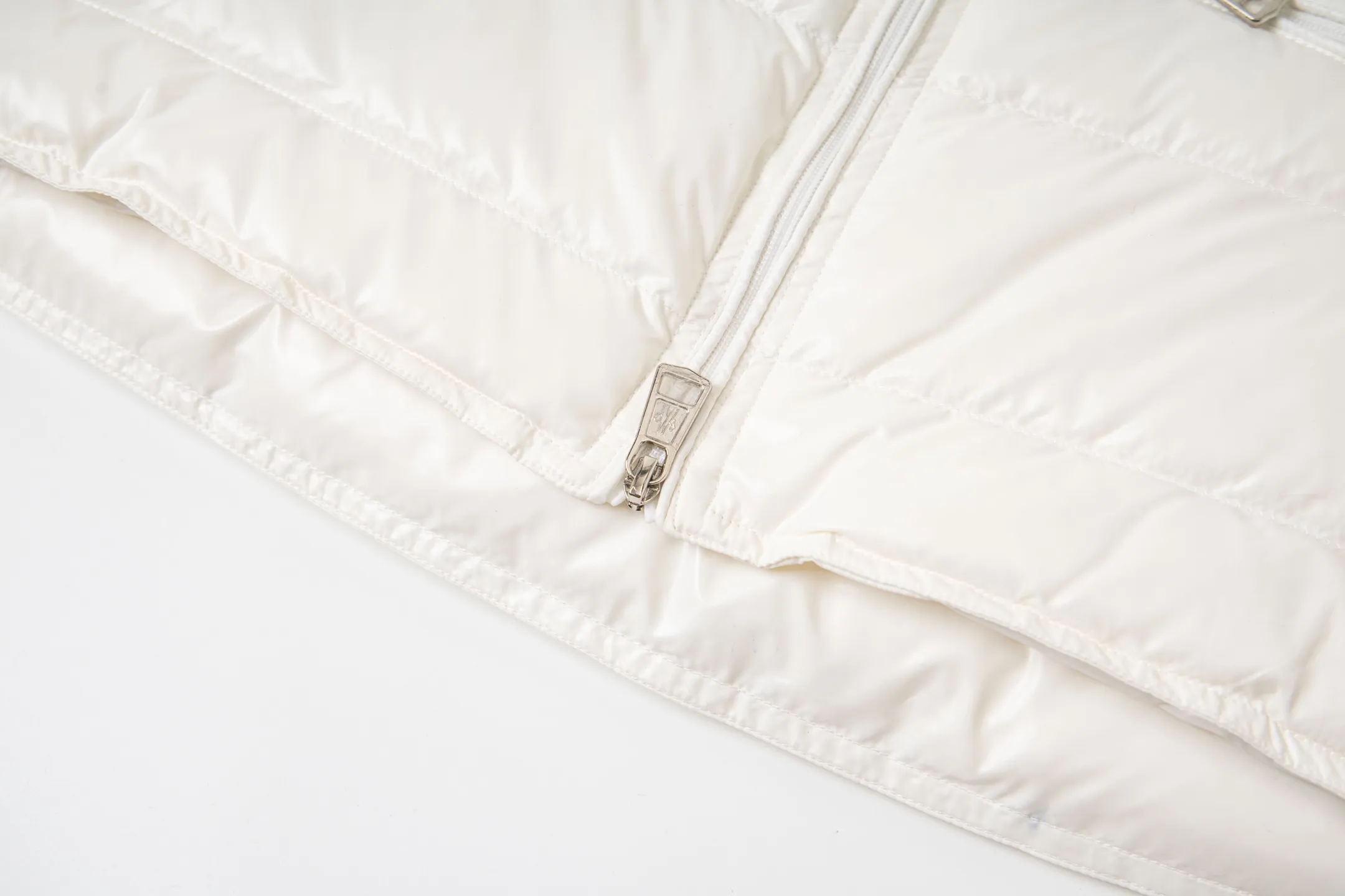P580 Moncler/Mongolian Down Classic Vest This vest is made of the iconic imported gall-free and velvet-proof nylon. The classic small seams make it stand out ✨✨✨, which provides excellent protection and warmth. The two-way zipper fly is equipped with a Moner logo-shaped puller. All the details and workmanship can instantly beat all the products on the market! What a sense of detail! ! Fried chicken stick with upper body effect! 👍🏻 Color: black/white Size: 1/2/3/4/5/6