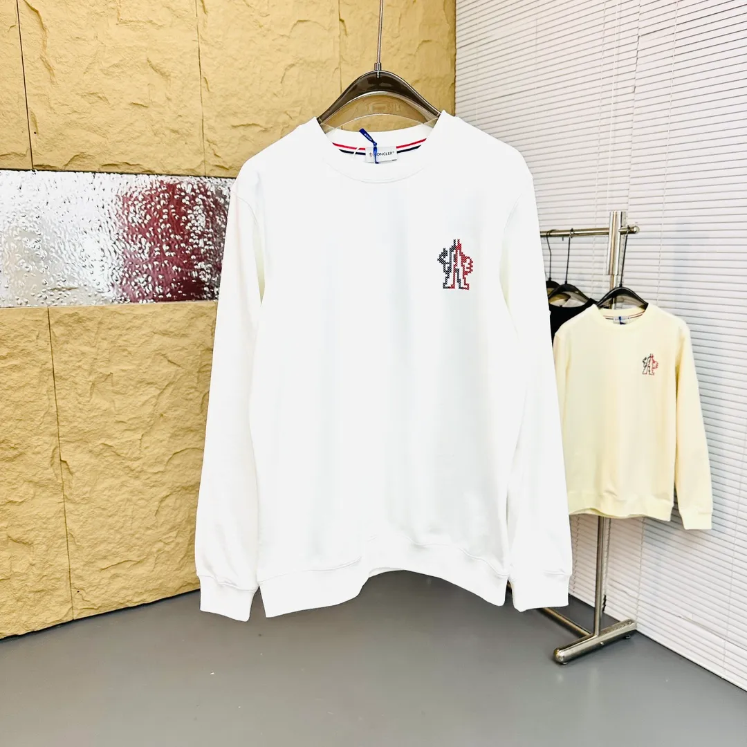 P280 Brand: Mengkou🤳𝐌𝐎𝐍𝐂𝐋𝐄𝐑 Fabric: ☑️Made of 440g double-strand pure cotton terry👕 Fabric: ☑️Thread with 1*1 double yarn thread. 🔜Comes with dyeing in the same tank. Craftsmanship: ☑️The embroidery uses 3D three-dimensional embroidery technology, 🇧🇫The original computer scan and print is restored 1:1. The pattern is clear and the needle count is dense. It is a rare high-end product on the market! 🇲🇩All three standards are complete! Size: ☑️S 〰️M 〰️L 〰️XL 〰️XXL