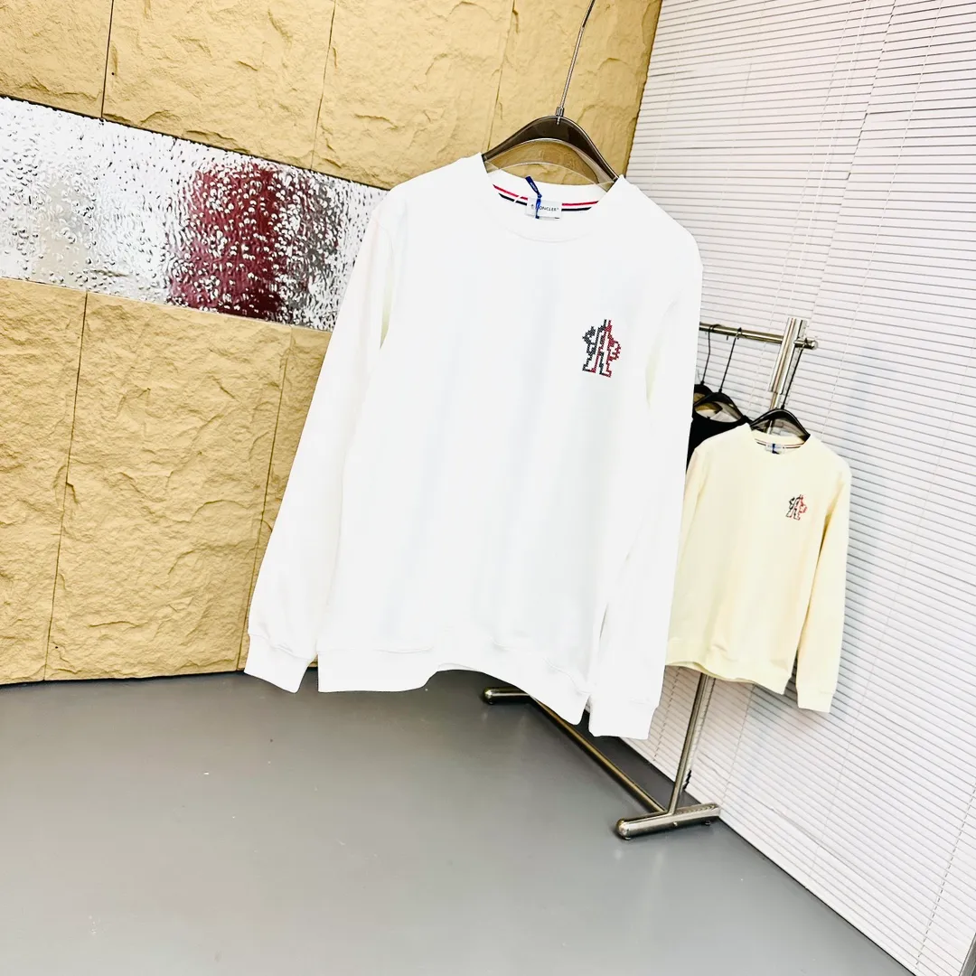 P280 Brand: Mengkou🤳𝐌𝐎𝐍𝐂𝐋𝐄𝐑 Fabric: ☑️Made of 440g double-strand pure cotton terry👕 Fabric: ☑️Thread with 1*1 double yarn thread. 🔜Comes with dyeing in the same tank. Craftsmanship: ☑️The embroidery uses 3D three-dimensional embroidery technology, 🇧🇫The original computer scan and print is restored 1:1. The pattern is clear and the needle count is dense. It is a rare high-end product on the market! 🇲🇩All three standards are complete! Size: ☑️S 〰️M 〰️L 〰️XL 〰️XXL