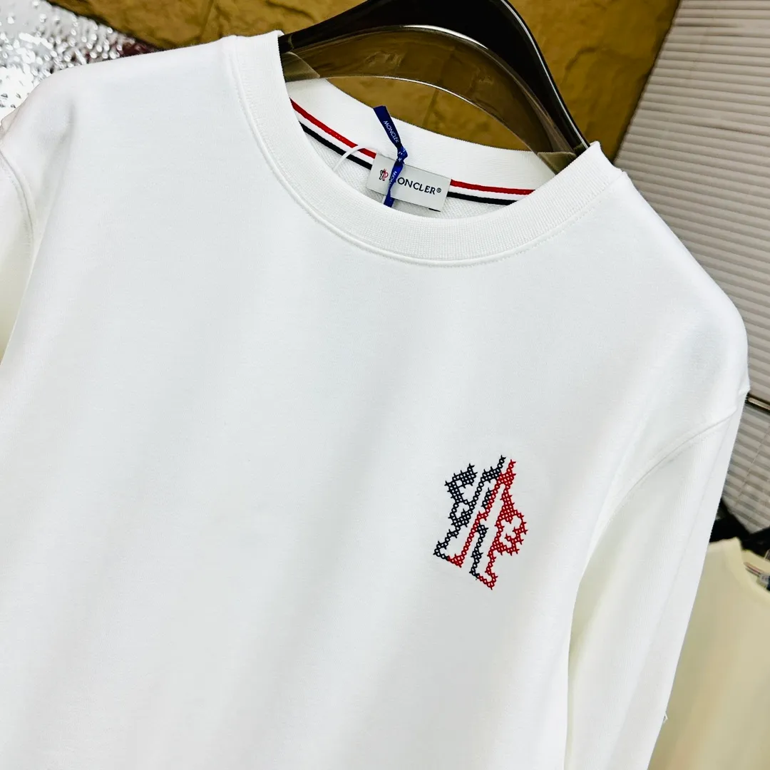 P280 Brand: Mengkou🤳𝐌𝐎𝐍𝐂𝐋𝐄𝐑 Fabric: ☑️Made of 440g double-strand pure cotton terry👕 Fabric: ☑️Thread with 1*1 double yarn thread. 🔜Comes with dyeing in the same tank. Craftsmanship: ☑️The embroidery uses 3D three-dimensional embroidery technology, 🇧🇫The original computer scan and print is restored 1:1. The pattern is clear and the needle count is dense. It is a rare high-end product on the market! 🇲🇩All three standards are complete! Size: ☑️S 〰️M 〰️L 〰️XL 〰️XXL