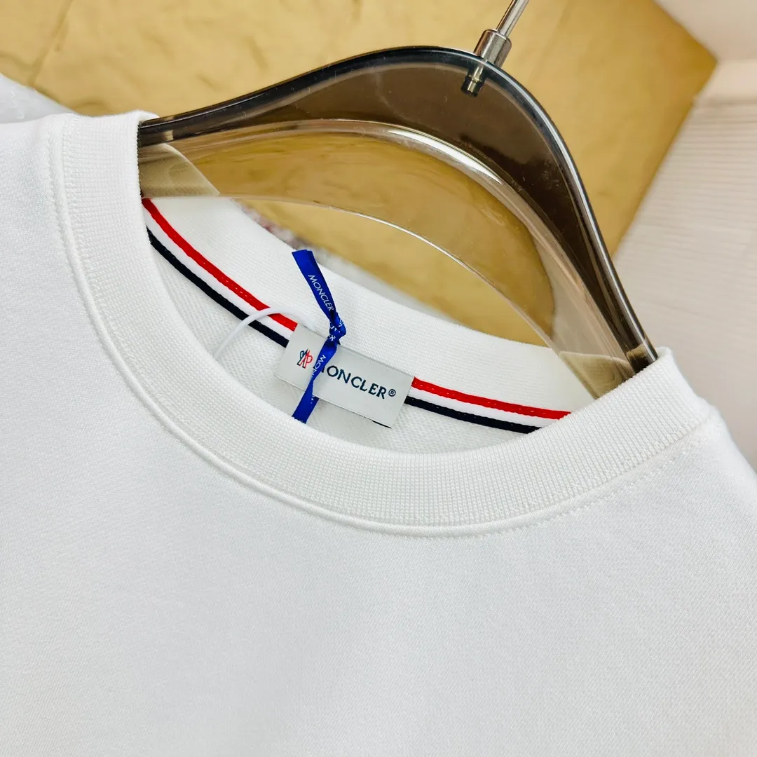 P280 Brand: Mengkou🤳𝐌𝐎𝐍𝐂𝐋𝐄𝐑 Fabric: ☑️Made of 440g double-strand pure cotton terry👕 Fabric: ☑️Thread with 1*1 double yarn thread. 🔜Comes with dyeing in the same tank. Craftsmanship: ☑️The embroidery uses 3D three-dimensional embroidery technology, 🇧🇫The original computer scan and print is restored 1:1. The pattern is clear and the needle count is dense. It is a rare high-end product on the market! 🇲🇩All three standards are complete! Size: ☑️S 〰️M 〰️L 〰️XL 〰️XXL