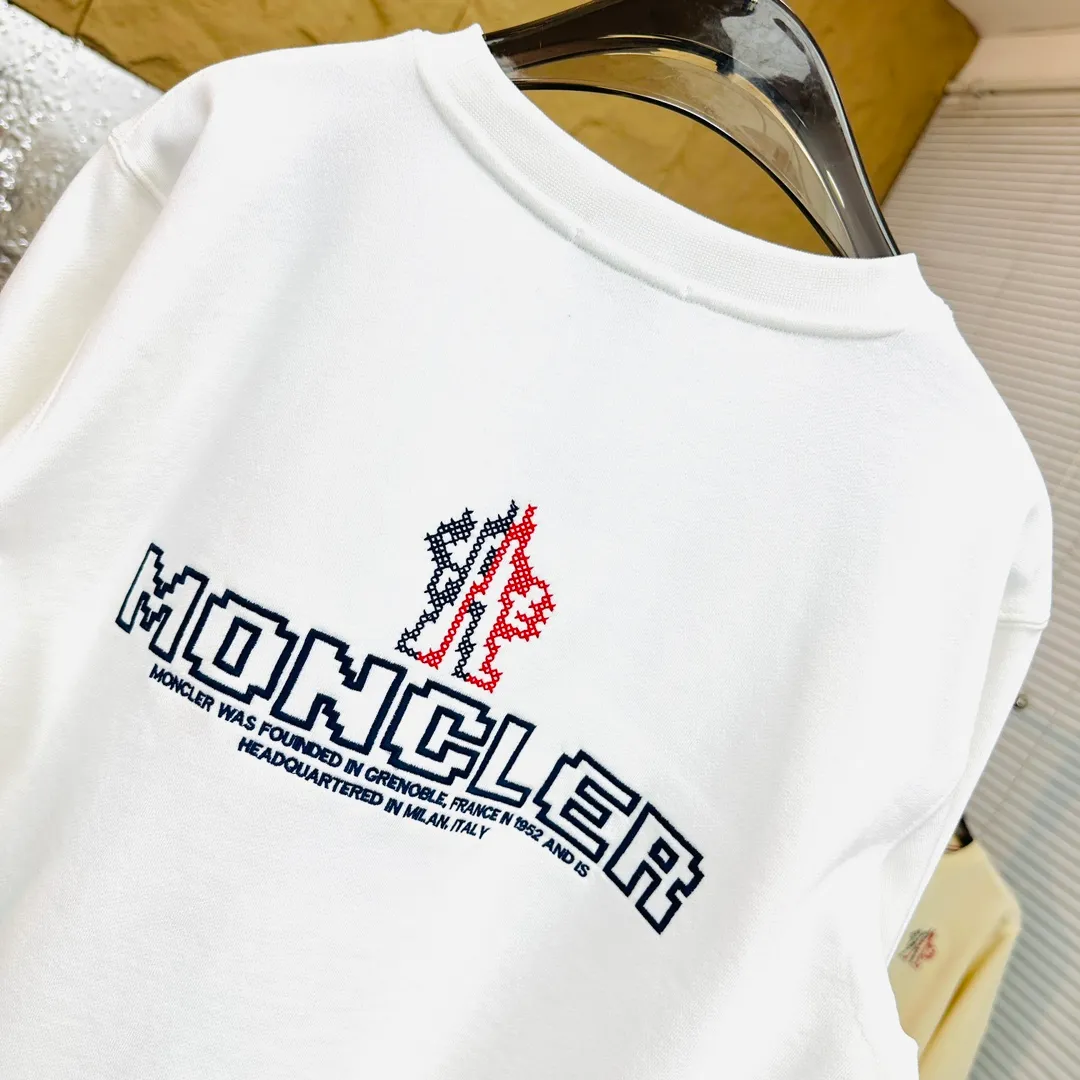 P280 Brand: Mengkou🤳𝐌𝐎𝐍𝐂𝐋𝐄𝐑 Fabric: ☑️Made of 440g double-strand pure cotton terry👕 Fabric: ☑️Thread with 1*1 double yarn thread. 🔜Comes with dyeing in the same tank. Craftsmanship: ☑️The embroidery uses 3D three-dimensional embroidery technology, 🇧🇫The original computer scan and print is restored 1:1. The pattern is clear and the needle count is dense. It is a rare high-end product on the market! 🇲🇩All three standards are complete! Size: ☑️S 〰️M 〰️L 〰️XL 〰️XXL