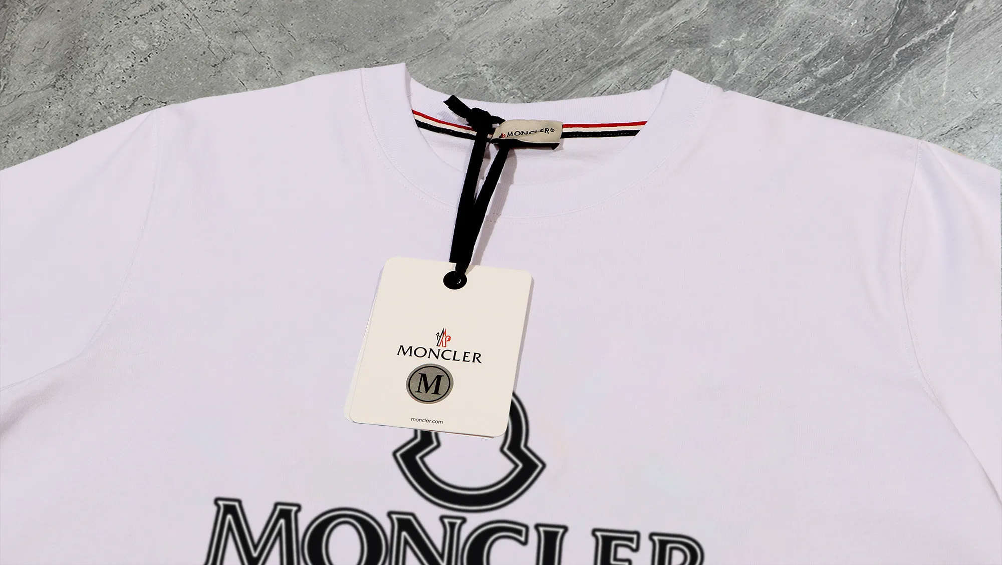 P210 High-version sweatshirt) [Long-term stock] 〖𝐌𝐎𝐍𝐂𝐋𝐄𝐑~Mask〗 Made of 440g heavy-weight fabric. It is different from the market currency. It can be matched with any variety and is properly handsome. 😎The whole dress is made of double waistcoats. The double waistcoats make the whole dress more three-dimensional. Not ordinary factories can do such fine work. 2025 Spring runway version of the T stage, on sale at the counter, round neck terry sweatshirt, high-end double-strand pure cotton, custom-made stretch ribs, dyed in the same vat, complete with three standards, matched with exquisite embroidered LOGO on the chest, simple and advanced, same style for men and women. Color: black, apricot, white, size: S M L XL 2XL
