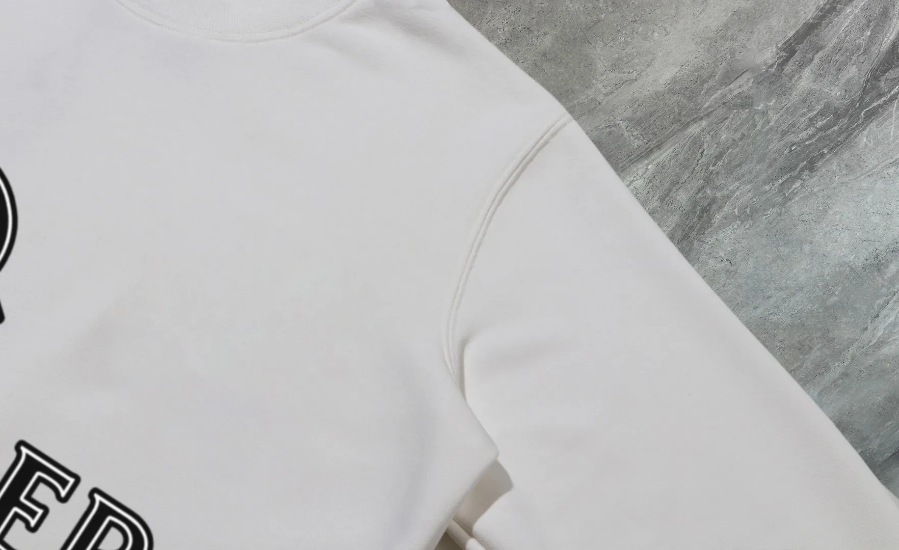 P210 High-version sweatshirt) [Long-term stock] 〖𝐌𝐎𝐍𝐂𝐋𝐄𝐑~Mask〗 Made of 440g heavy-weight fabric. It is different from the market currency. It can be matched with any variety and is properly handsome. 😎The whole dress is made of double waistcoats. The double waistcoats make the whole dress more three-dimensional. Not ordinary factories can do such fine work. 2025 Spring runway version of the T stage, on sale at the counter, round neck terry sweatshirt, high-end double-strand pure cotton, custom-made stretch ribs, dyed in the same vat, complete with three standards, matched with exquisite embroidered LOGO on the chest, simple and advanced, same style for men and women. Color: black, apricot, white, size: S M L XL 2XL