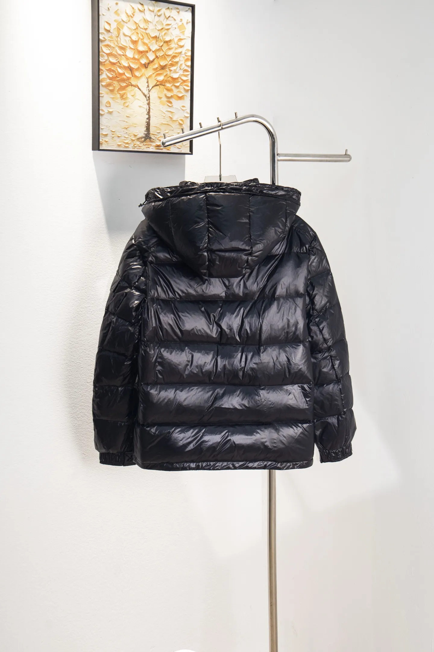 P570 Style No.: Y25 Eason Chan's same style Moncler Maya down jacket with small label on the mouth - Ceiling version, differentiated by currency ①: Support NFC recognition, hold the phone close to the arm with small label on the mouth, pop up the official website directly ②: Washable label has more than 10 pages ③: Black lining is gray, black lining with small label distinguishes currency Moncler Maya classic bright small label down jacket The perfect combination of pockets on the cuffs and small labels. Wear it on the body. Versatility and slimming. Removable hat. Can be worn twice. Both are classic. - Customized fabrics are consistent with the original version. Lacquered glossy fabric. Windproof and waterproof. Consistent with the original version. Differentiated from the market. Black lining - Filled with 90 white duck down. Filled with up to 400g+. Excellent thermal insulation effect. Must-have for freezing. Customized original accessories. Complete with three standards. Open mold to customize logo buttons. Full of style. Color: Picture color Size: 1-5