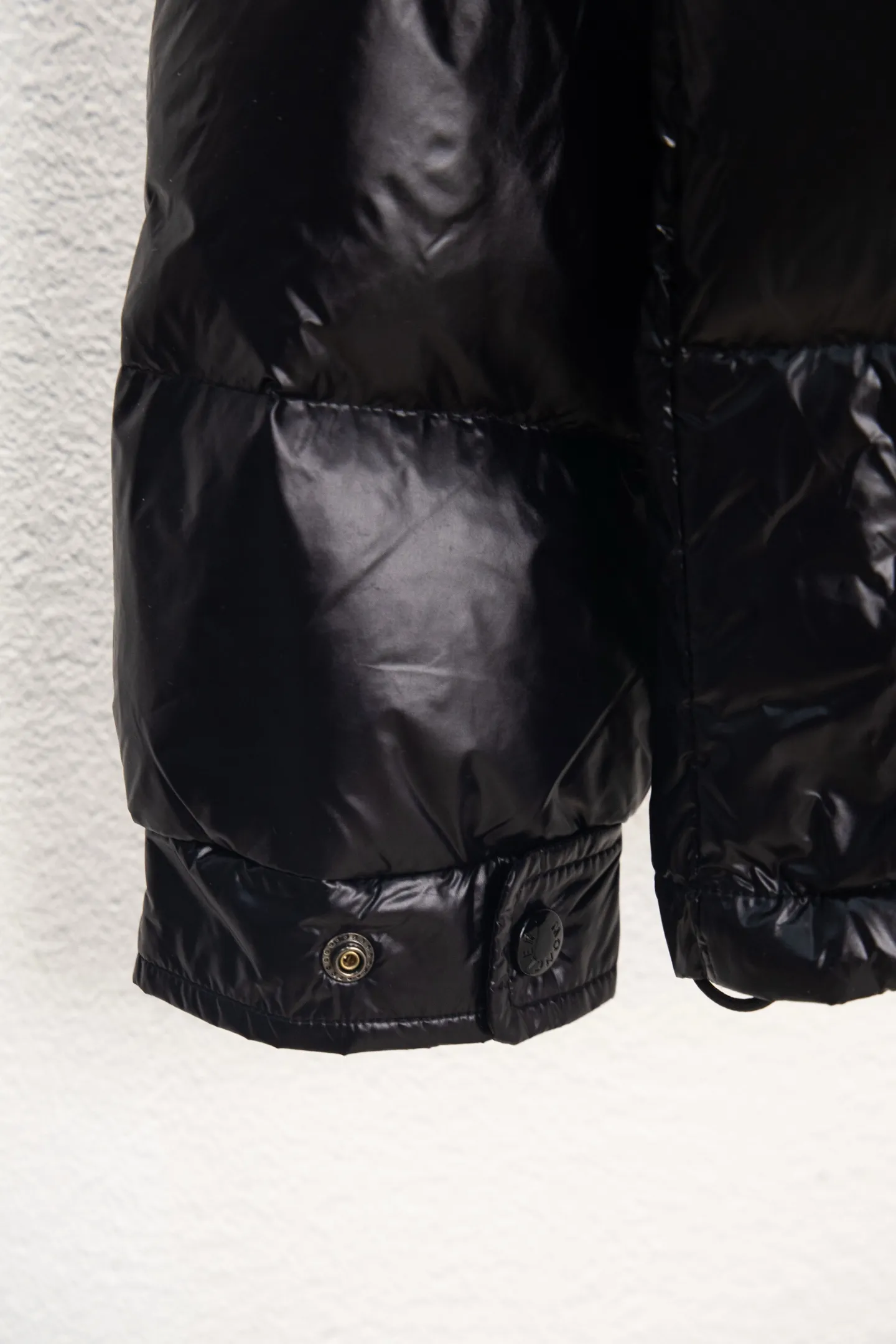 P570 Style No.: Y25 Eason Chan's same style Moncler Maya down jacket with small label on the mouth - Ceiling version, differentiated by currency ①: Support NFC recognition, hold the phone close to the arm with small label on the mouth, pop up the official website directly ②: Washable label has more than 10 pages ③: Black lining is gray, black lining with small label distinguishes currency Moncler Maya classic bright small label down jacket The perfect combination of pockets on the cuffs and small labels. Wear it on the body. Versatility and slimming. Removable hat. Can be worn twice. Both are classic. - Customized fabrics are consistent with the original version. Lacquered glossy fabric. Windproof and waterproof. Consistent with the original version. Differentiated from the market. Black lining - Filled with 90 white duck down. Filled with up to 400g+. Excellent thermal insulation effect. Must-have for freezing. Customized original accessories. Complete with three standards. Open mold to customize logo buttons. Full of style. Color: Picture color Size: 1-5