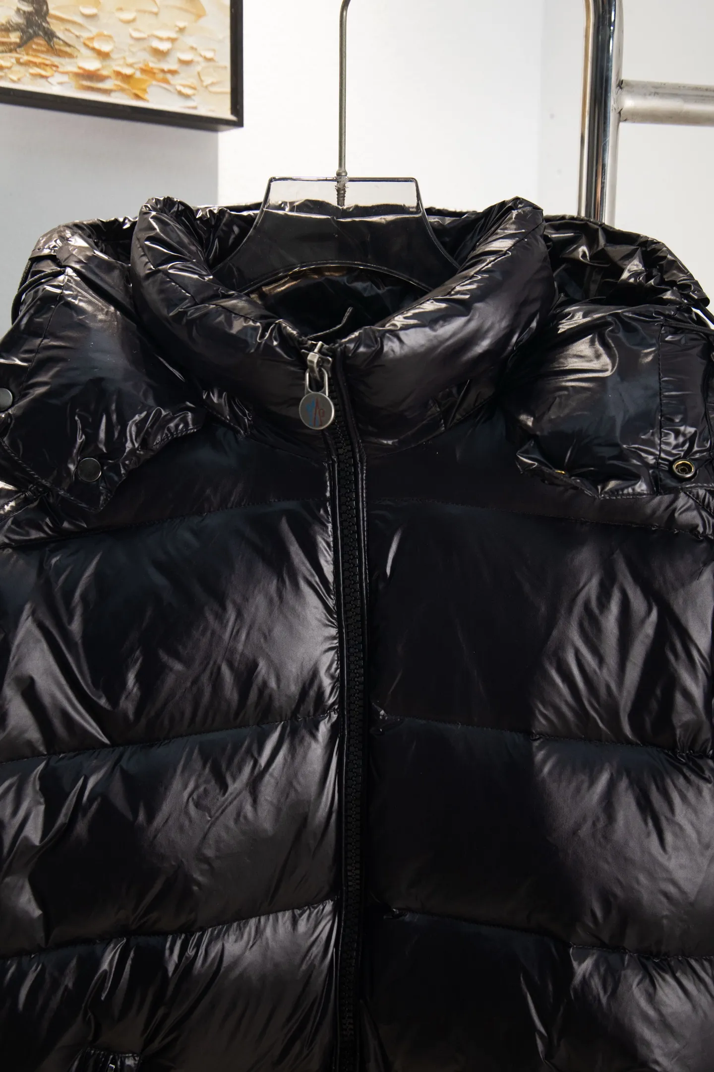 P570 Style No.: Y25 Eason Chan's same style Moncler Maya down jacket with small label on the mouth - Ceiling version, differentiated by currency ①: Support NFC recognition, hold the phone close to the arm with small label on the mouth, pop up the official website directly ②: Washable label has more than 10 pages ③: Black lining is gray, black lining with small label distinguishes currency Moncler Maya classic bright small label down jacket The perfect combination of pockets on the cuffs and small labels. Wear it on the body. Versatility and slimming. Removable hat. Can be worn twice. Both are classic. - Customized fabrics are consistent with the original version. Lacquered glossy fabric. Windproof and waterproof. Consistent with the original version. Differentiated from the market. Black lining - Filled with 90 white duck down. Filled with up to 400g+. Excellent thermal insulation effect. Must-have for freezing. Customized original accessories. Complete with three standards. Open mold to customize logo buttons. Full of style. Color: Picture color Size: 1-5