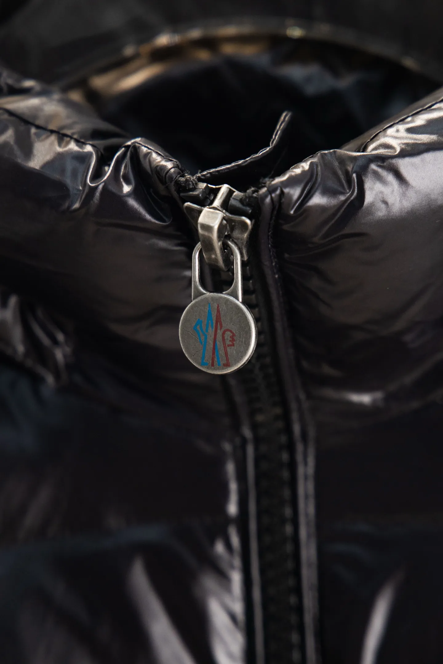 P570 Style No.: Y25 Eason Chan's same style Moncler Maya down jacket with small label on the mouth - Ceiling version, differentiated by currency ①: Support NFC recognition, hold the phone close to the arm with small label on the mouth, pop up the official website directly ②: Washable label has more than 10 pages ③: Black lining is gray, black lining with small label distinguishes currency Moncler Maya classic bright small label down jacket The perfect combination of pockets on the cuffs and small labels. Wear it on the body. Versatility and slimming. Removable hat. Can be worn twice. Both are classic. - Customized fabrics are consistent with the original version. Lacquered glossy fabric. Windproof and waterproof. Consistent with the original version. Differentiated from the market. Black lining - Filled with 90 white duck down. Filled with up to 400g+. Excellent thermal insulation effect. Must-have for freezing. Customized original accessories. Complete with three standards. Open mold to customize logo buttons. Full of style. Color: Picture color Size: 1-5