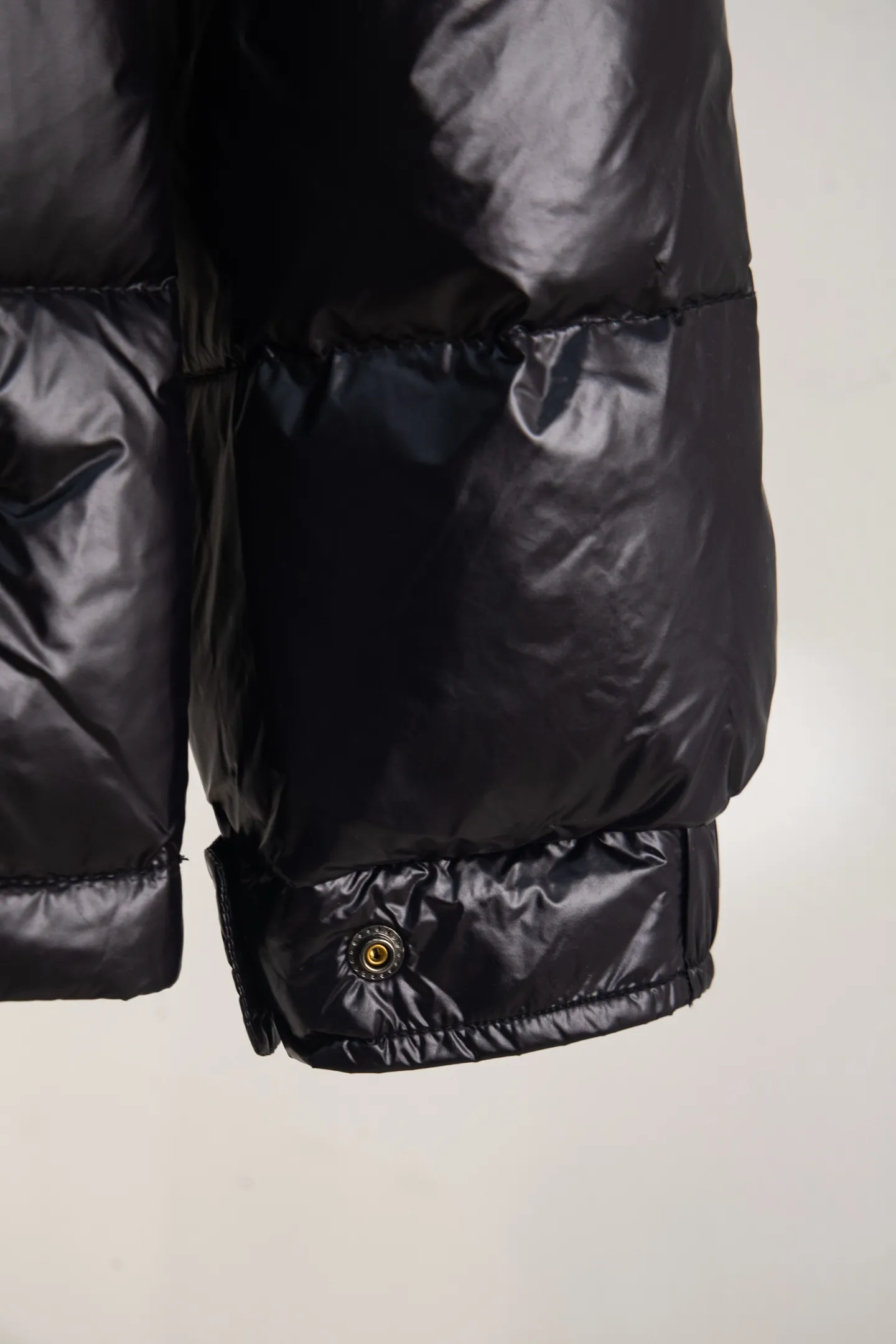 P570 Style No.: Y25 Eason Chan's same style Moncler Maya down jacket with small label on the mouth - Ceiling version, differentiated by currency ①: Support NFC recognition, hold the phone close to the arm with small label on the mouth, pop up the official website directly ②: Washable label has more than 10 pages ③: Black lining is gray, black lining with small label distinguishes currency Moncler Maya classic bright small label down jacket The perfect combination of pockets on the cuffs and small labels. Wear it on the body. Versatility and slimming. Removable hat. Can be worn twice. Both are classic. - Customized fabrics are consistent with the original version. Lacquered glossy fabric. Windproof and waterproof. Consistent with the original version. Differentiated from the market. Black lining - Filled with 90 white duck down. Filled with up to 400g+. Excellent thermal insulation effect. Must-have for freezing. Customized original accessories. Complete with three standards. Open mold to customize logo buttons. Full of style. Color: Picture color Size: 1-5