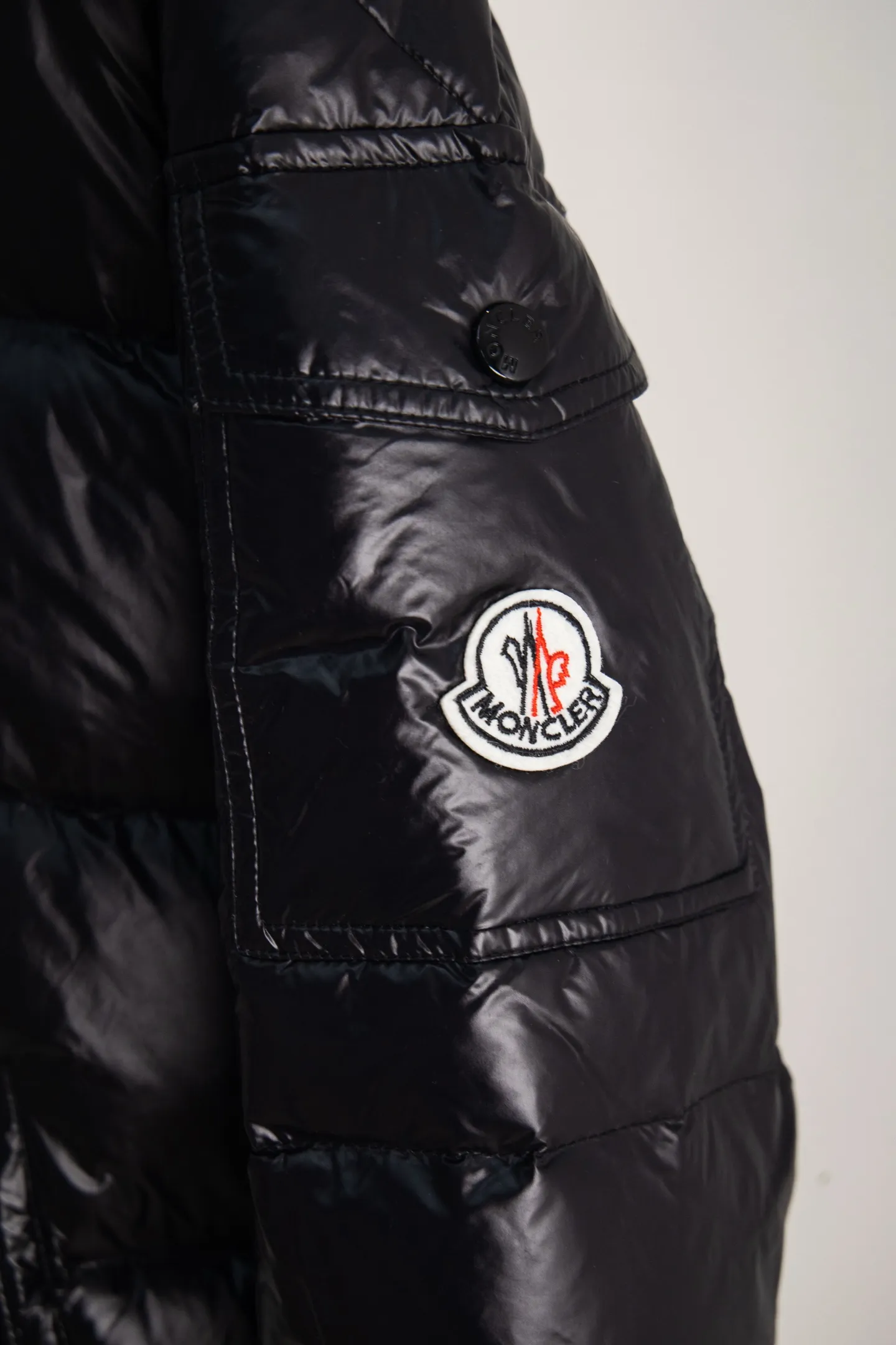 P570 Style No.: Y25 Eason Chan's same style Moncler Maya down jacket with small label on the mouth - Ceiling version, differentiated by currency ①: Support NFC recognition, hold the phone close to the arm with small label on the mouth, pop up the official website directly ②: Washable label has more than 10 pages ③: Black lining is gray, black lining with small label distinguishes currency Moncler Maya classic bright small label down jacket The perfect combination of pockets on the cuffs and small labels. Wear it on the body. Versatility and slimming. Removable hat. Can be worn twice. Both are classic. - Customized fabrics are consistent with the original version. Lacquered glossy fabric. Windproof and waterproof. Consistent with the original version. Differentiated from the market. Black lining - Filled with 90 white duck down. Filled with up to 400g+. Excellent thermal insulation effect. Must-have for freezing. Customized original accessories. Complete with three standards. Open mold to customize logo buttons. Full of style. Color: Picture color Size: 1-5