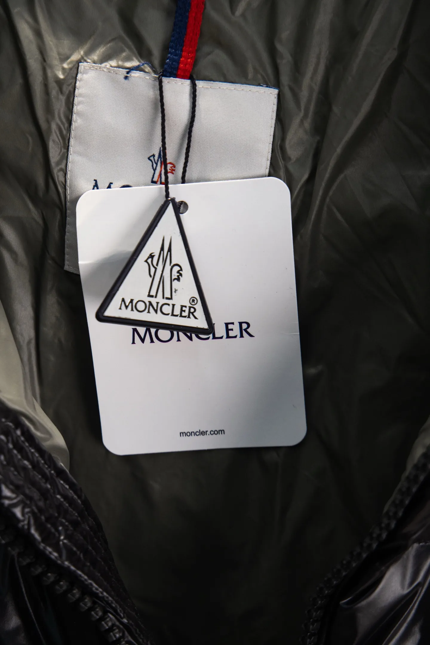 P570 Style No.: Y25 Eason Chan's same style Moncler Maya down jacket with small label on the mouth - Ceiling version, differentiated by currency ①: Support NFC recognition, hold the phone close to the arm with small label on the mouth, pop up the official website directly ②: Washable label has more than 10 pages ③: Black lining is gray, black lining with small label distinguishes currency Moncler Maya classic bright small label down jacket The perfect combination of pockets on the cuffs and small labels. Wear it on the body. Versatility and slimming. Removable hat. Can be worn twice. Both are classic. - Customized fabrics are consistent with the original version. Lacquered glossy fabric. Windproof and waterproof. Consistent with the original version. Differentiated from the market. Black lining - Filled with 90 white duck down. Filled with up to 400g+. Excellent thermal insulation effect. Must-have for freezing. Customized original accessories. Complete with three standards. Open mold to customize logo buttons. Full of style. Color: Picture color Size: 1-5