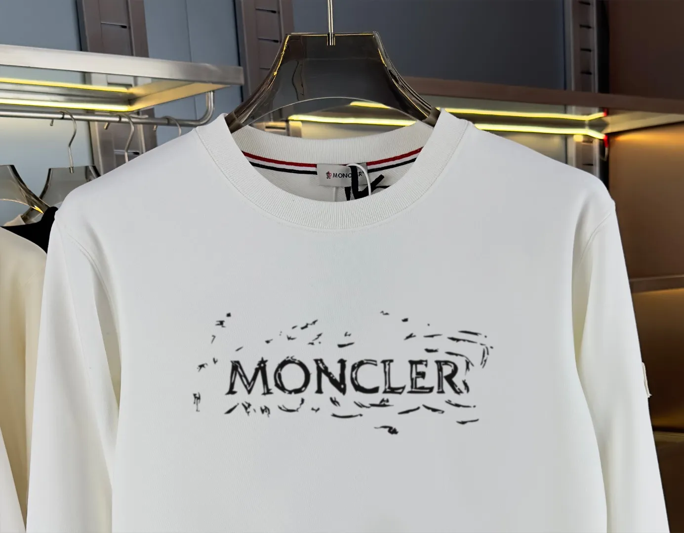 P210 High-version sweatshirt) [Long-term stock] 〖𝐌𝐎𝐍𝐂𝐋𝐄𝐑~Mask〗 Made of 440g heavy-weight fabric. It is different from the market currency. It can be matched with any variety and is properly handsome. 😎The whole dress is made of double waistcoats. The double waistcoats make the whole dress more three-dimensional. Not ordinary factories can do such fine work. 2025 Spring runway version of the T stage, on sale at the counter, round neck terry sweatshirt, high-end double-strand pure cotton, custom-made stretch ribs, dyed in the same vat, complete with three standards, matched with exquisite embroidered LOGO on the chest, simple and advanced, same style for men and women. Color: black, apricot, white, size: S M L XL 2XL