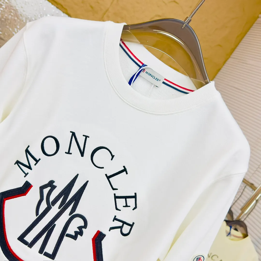 P280 Brand: Mengkou🤳𝐌𝐎𝐍𝐂𝐋𝐄𝐑 Fabric: ☑️Made of 440g double-strand pure cotton terry👕 Fabric: ☑️Thread with 1*1 double yarn thread. 🔜Comes with dyeing in the same tank. Craftsmanship: ☑️The embroidery uses 3D three-dimensional embroidery technology, 🇧🇫The original computer scan and print is restored 1:1. The pattern is clear and the needle count is dense. It is a rare high-end product on the market! 🇲🇩All three standards are complete! Size: ☑️S 〰️M 〰️L 〰️XL 〰️XXL
