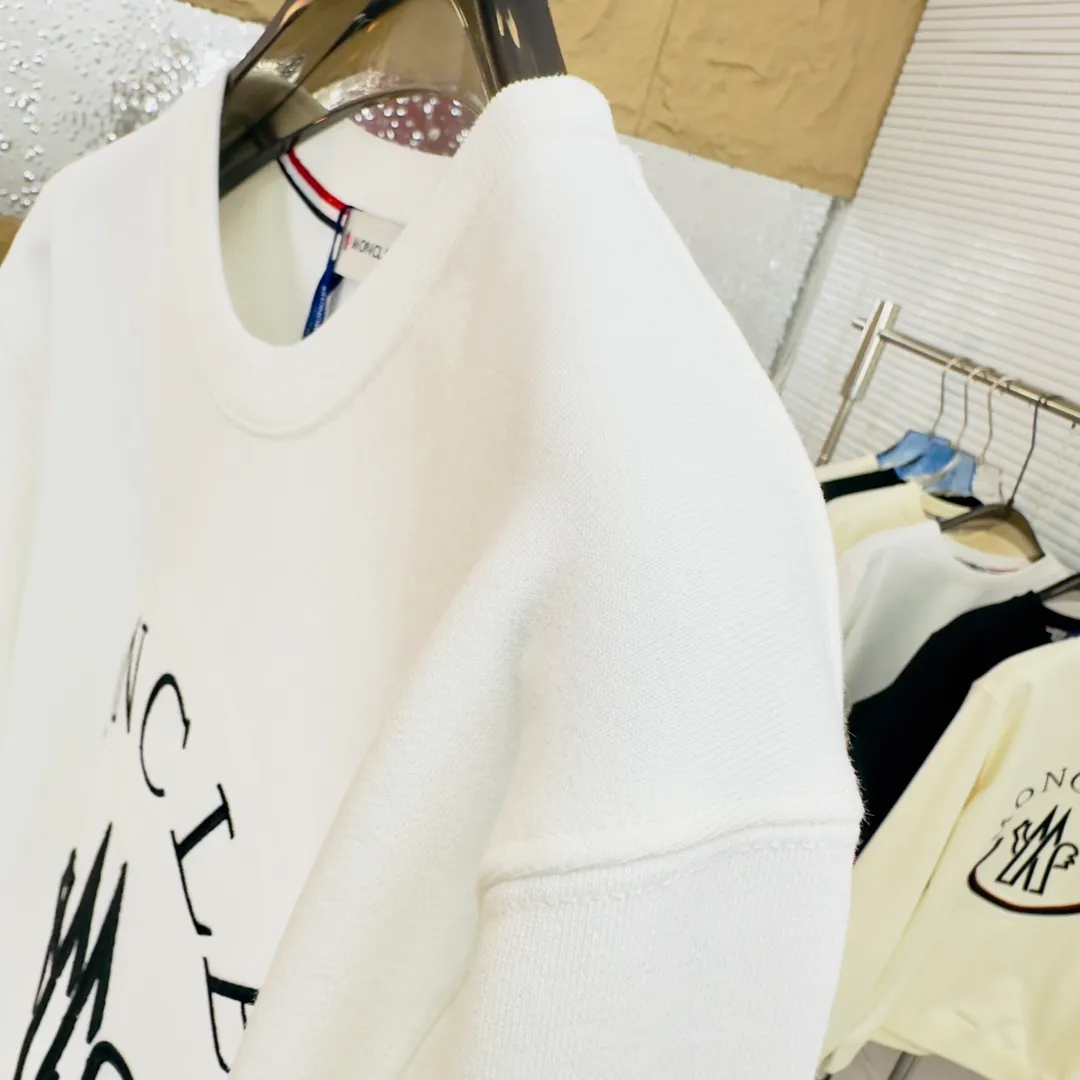 P280 Brand: Mengkou🤳𝐌𝐎𝐍𝐂𝐋𝐄𝐑 Fabric: ☑️Made of 440g double-strand pure cotton terry👕 Fabric: ☑️Thread with 1*1 double yarn thread. 🔜Comes with dyeing in the same tank. Craftsmanship: ☑️The embroidery uses 3D three-dimensional embroidery technology, 🇧🇫The original computer scan and print is restored 1:1. The pattern is clear and the needle count is dense. It is a rare high-end product on the market! 🇲🇩All three standards are complete! Size: ☑️S 〰️M 〰️L 〰️XL 〰️XXL