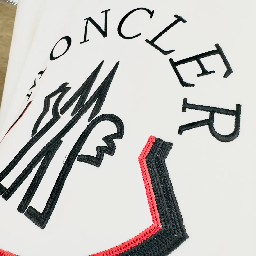 P280 Brand: Mengkou🤳𝐌𝐎𝐍𝐂𝐋𝐄𝐑 Fabric: ☑️Made of 440g double-strand pure cotton terry👕 Fabric: ☑️Thread with 1*1 double yarn thread. 🔜Comes with dyeing in the same tank. Craftsmanship: ☑️The embroidery uses 3D three-dimensional embroidery technology, 🇧🇫The original computer scan and print is restored 1:1. The pattern is clear and the needle count is dense. It is a rare high-end product on the market! 🇲🇩All three standards are complete! Size: ☑️S 〰️M 〰️L 〰️XL 〰️XXL