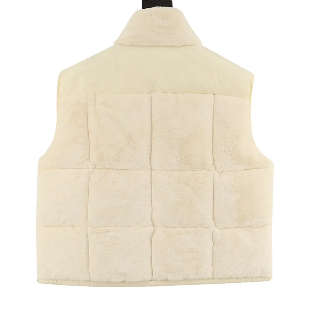 P900 Moncler Arques women's down vest. The Arques women's down vest is made of soft teddy velvet fabric, paying homage to the playful texture that was popular throughout the 1960s. (⚠️Extra-grade goose down version, the only matched material on the market, matched colors, complete barcode styles, consistent with the official website, tags/wool felt labels are equipped with NFC electronic induction anti-counterfeiting, and comes standard with a full set of counter gift box packaging🎁) The Arques down vest is made of soft fabric with teddy velvet texture, reinterpreting the aesthetics of the 1960s and showing a modern style. Designed with a drawstring, the silhouette can be adjusted to suit your mood and style. Details •Made from soft, lightweight plush fabric •Polyester lining •Nylon collar, back yoke and hem •Down filling •Zip closure •Patch pockets •Drawstring hem size:0-3