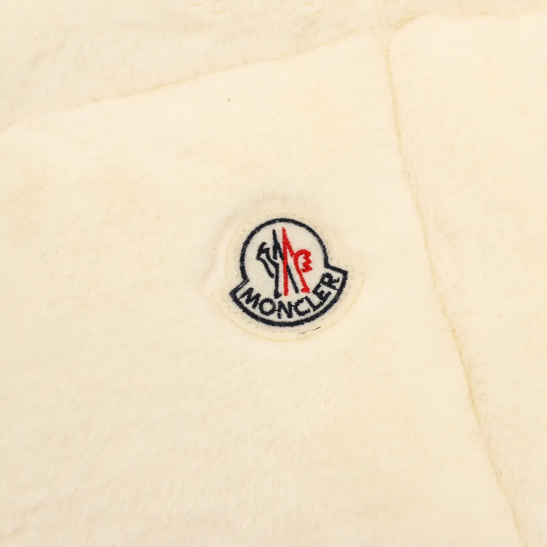 P900 Moncler Arques women's down vest. The Arques women's down vest is made of soft teddy velvet fabric, paying homage to the playful texture that was popular throughout the 1960s. (⚠️Extra-grade goose down version, the only matched material on the market, matched colors, complete barcode styles, consistent with the official website, tags/wool felt labels are equipped with NFC electronic induction anti-counterfeiting, and comes standard with a full set of counter gift box packaging🎁) The Arques down vest is made of soft fabric with teddy velvet texture, reinterpreting the aesthetics of the 1960s and showing a modern style. Designed with a drawstring, the silhouette can be adjusted to suit your mood and style. Details •Made from soft, lightweight plush fabric •Polyester lining •Nylon collar, back yoke and hem •Down filling •Zip closure •Patch pockets •Drawstring hem size:0-3