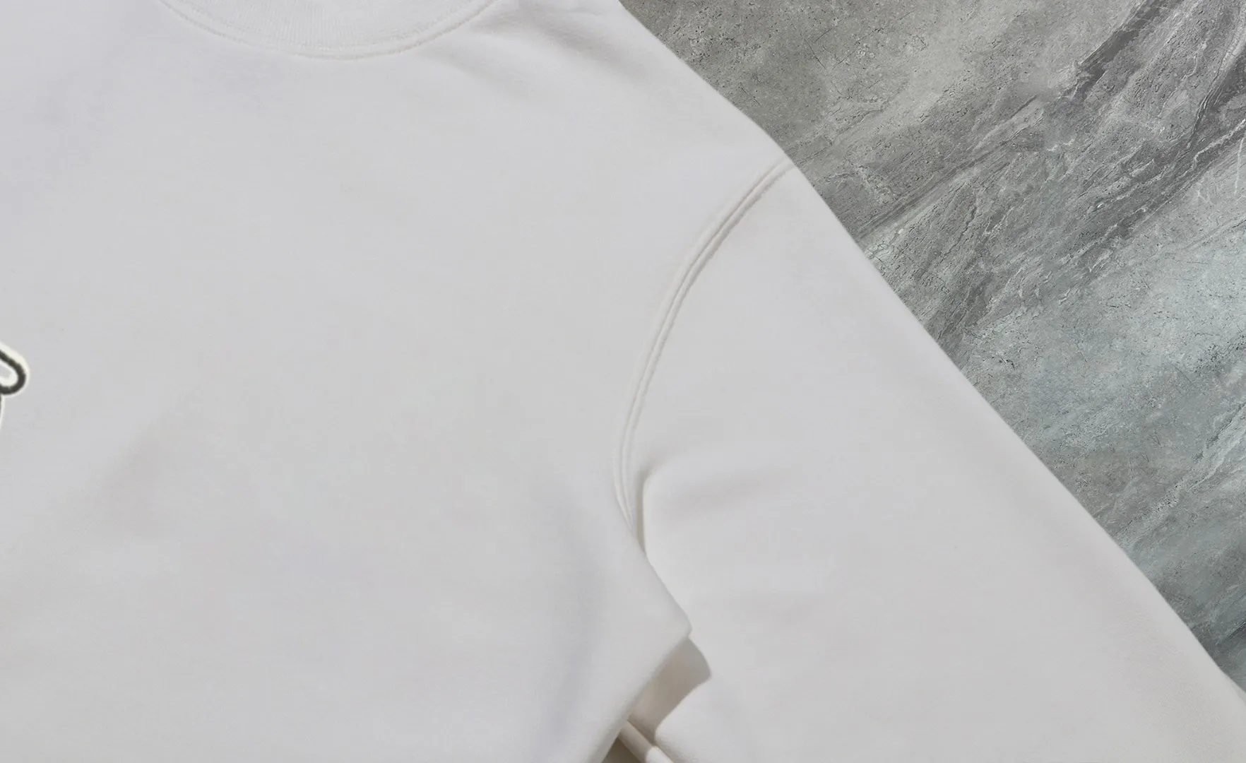 P210 High-version sweatshirt) [Long-term stock] 〖𝐌𝐎𝐍𝐂𝐋𝐄𝐑~Mask〗 Made of 440g heavy-weight fabric. It is different from the market currency. It can be matched with any variety and is properly handsome. 😎The whole dress is made of double waistcoats. The double waistcoats make the whole dress more three-dimensional. Not ordinary factories can do such fine work. 2025 Spring runway version of the T stage, on sale at the counter, round neck terry sweatshirt, high-end double-strand pure cotton, custom-made stretch ribs, dyed in the same vat, complete with three standards, matched with exquisite embroidered LOGO on the chest, simple and advanced, same style for men and women. Color: black, apricot, white, size: S M L XL 2XL