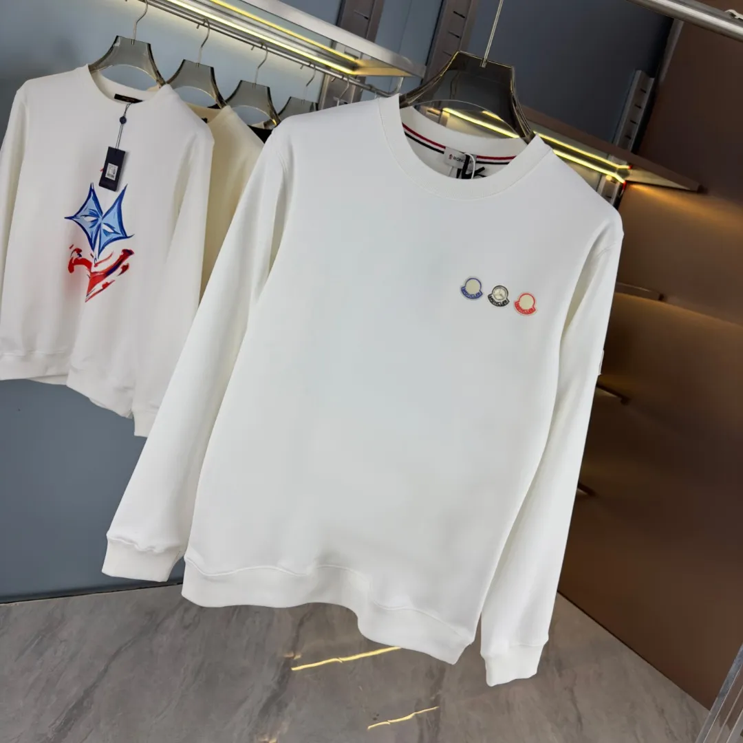 P210 high version sweatshirt) 📦With exclusive picture packaging📦 [Long-term ready stock] Upgraded version "Mobile phone smart sensor ~ NFC chip armband ~ Direct access to the official website anti-counterfeiting" 〖 𝐌𝐎𝐍𝐂𝐋𝐄𝐑 ~ Mouth covering〗 2025 new high quality, using 450g heavyweight fabric Different from the market currency, you can mix and match everything at will and you will be handsome😎The whole clothes is made of double waistcoats. The double waistcoats make the whole dress more three-dimensional. It is not an ordinary factory that can do such fine work. 2025 autumn and winter new style, on sale at the counter, exquisite printed round neck terry sweatshirt. High-end double-ply cotton. Customized stretch ribs are dyed in the same vat. Three standards are complete. It is matched with digital printing patterns and is very breathable. Same style for men and women. Color: black, white, apricot. Size: S M L XL 2XL