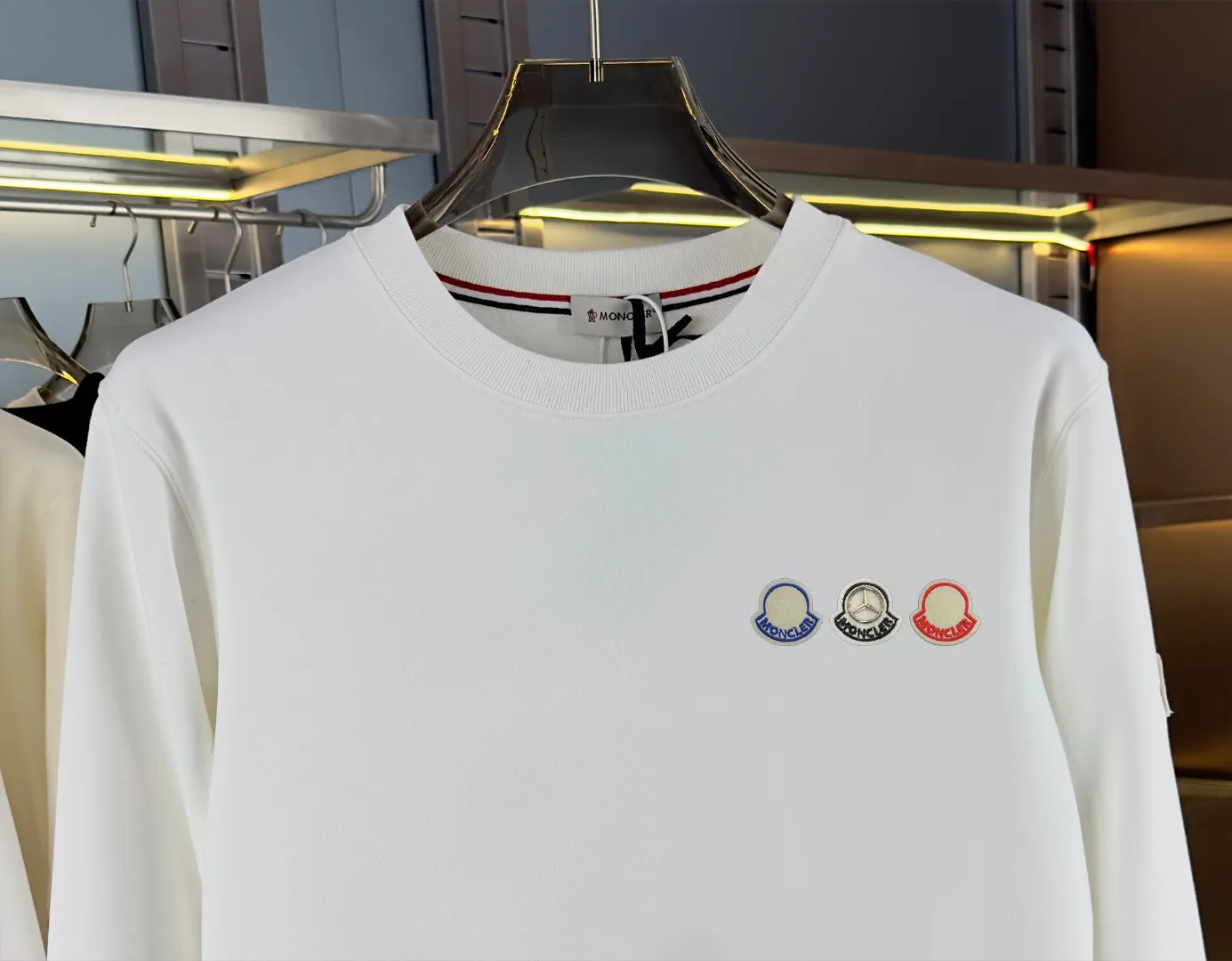 P210 high version sweatshirt) 📦With exclusive picture packaging📦 [Long-term ready stock] Upgraded version "Mobile phone smart sensor ~ NFC chip armband ~ Direct access to the official website anti-counterfeiting" 〖 𝐌𝐎𝐍𝐂𝐋𝐄𝐑 ~ Mouth covering〗 2025 new high quality, using 450g heavyweight fabric Different from the market currency, you can mix and match everything at will and you will be handsome😎The whole clothes is made of double waistcoats. The double waistcoats make the whole dress more three-dimensional. It is not an ordinary factory that can do such fine work. 2025 autumn and winter new style, on sale at the counter, exquisite printed round neck terry sweatshirt. High-end double-ply cotton. Customized stretch ribs are dyed in the same vat. Three standards are complete. It is matched with digital printing patterns and is very breathable. Same style for men and women. Color: black, white, apricot. Size: S M L XL 2XL