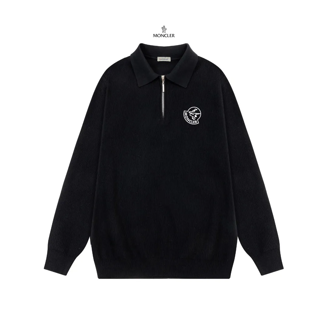 P250 Moncler masked zipper lapel sweater, the latest 2025 casual Polo wool sweater.  The texture is delicate, soft and comfortable, skin-friendly and warm, not easy to deform, simple and high-end style, and the logo on the chest is very exquisite and perfect! The upper body effect is very strong 👍 Color: black, gray Size: S-XL
