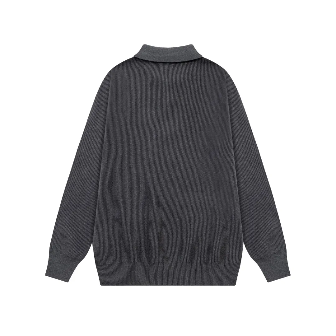 P250 Moncler masked zipper lapel sweater, the latest 2025 casual Polo wool sweater.  The texture is delicate, soft and comfortable, skin-friendly and warm, not easy to deform, simple and high-end style, and the logo on the chest is very exquisite and perfect! The upper body effect is very strong 👍 Color: black, gray Size: S-XL
