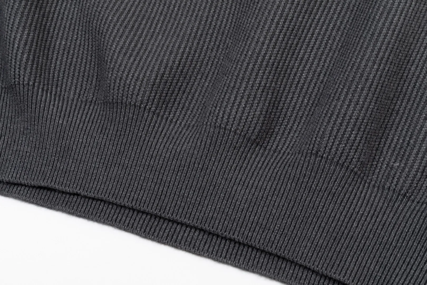 P250 Moncler masked zipper lapel sweater, the latest 2025 casual Polo wool sweater.  The texture is delicate, soft and comfortable, skin-friendly and warm, not easy to deform, simple and high-end style, and the logo on the chest is very exquisite and perfect! The upper body effect is very strong 👍 Color: black, gray Size: S-XL