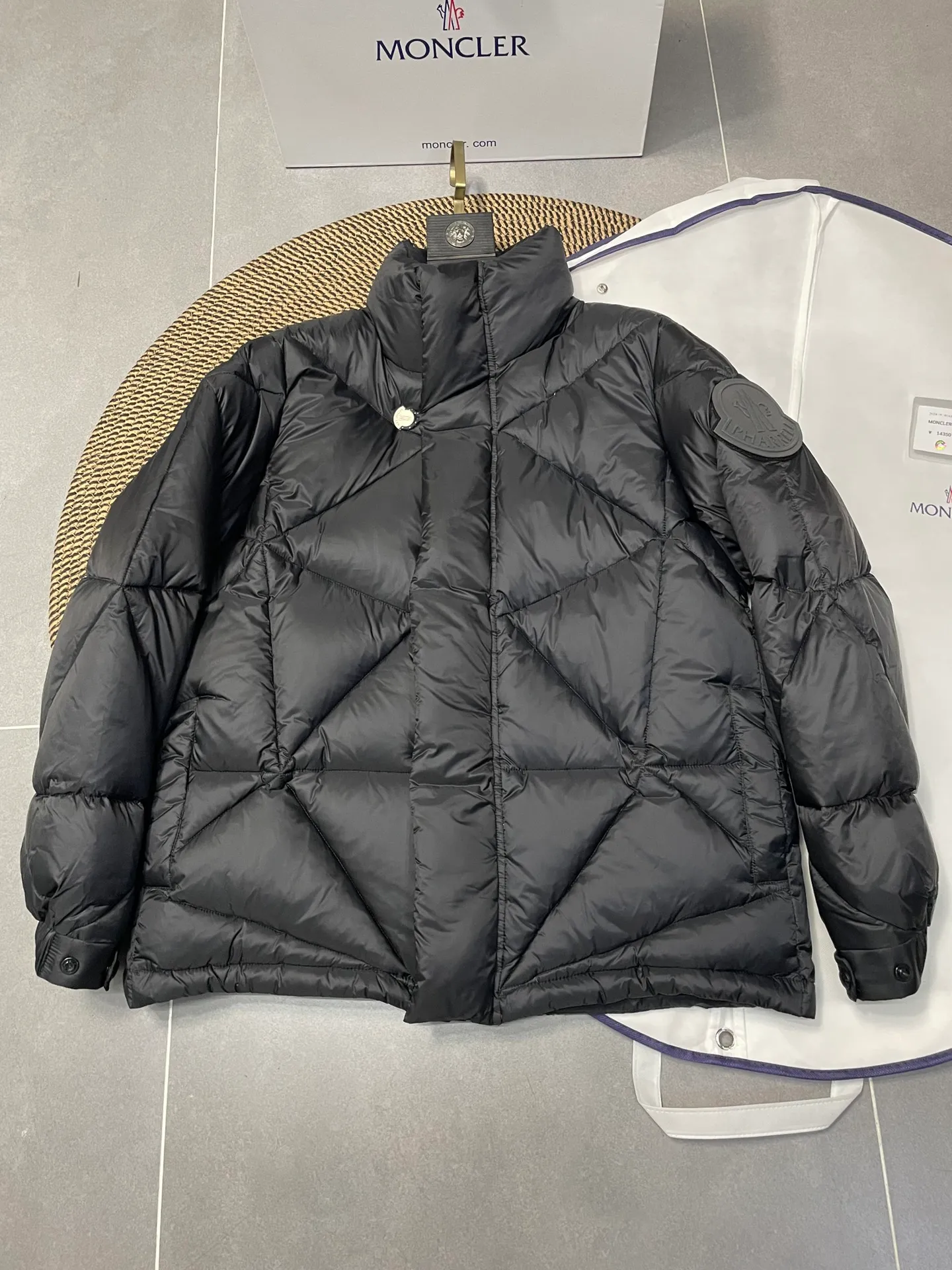 P980 Fei Dong collaborates with Moncler. Moncler once again joins hands with Pharrell Williams to create a joint series. The top 90 white duck I chose this time is the Moncler Genius product line. This Oak jacket is made of technical nylon, equipped with snap pockets and down padding to create the best warmth. The unique triangular car line will create a more artistic visual effect as a whole. The solid color dress is only decorated with LOGO on the chest and arms, which will not be too public while retaining the joint identity. It is also very versatile when paired together. This design technique has also appeared many times in Fei Dong’s joint brands, which is quite recognizable. Size: 1-5