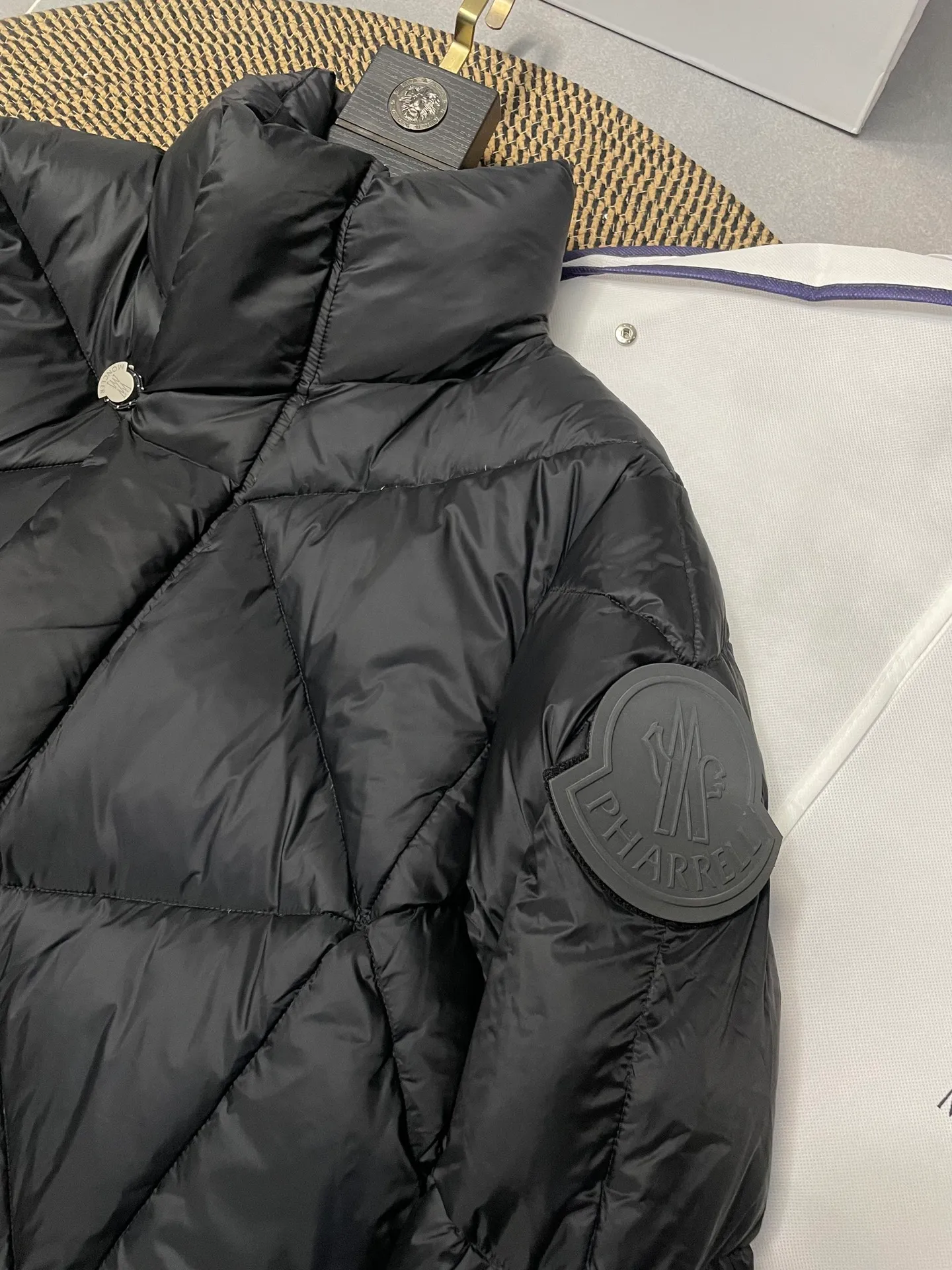 P980 Fei Dong collaborates with Moncler. Moncler once again joins hands with Pharrell Williams to create a joint series. The top 90 white duck I chose this time is the Moncler Genius product line. This Oak jacket is made of technical nylon, equipped with snap pockets and down padding to create the best warmth. The unique triangular car line will create a more artistic visual effect as a whole. The solid color dress is only decorated with LOGO on the chest and arms, which will not be too public while retaining the joint identity. It is also very versatile when paired together. This design technique has also appeared many times in Fei Dong’s joint brands, which is quite recognizable. Size: 1-5