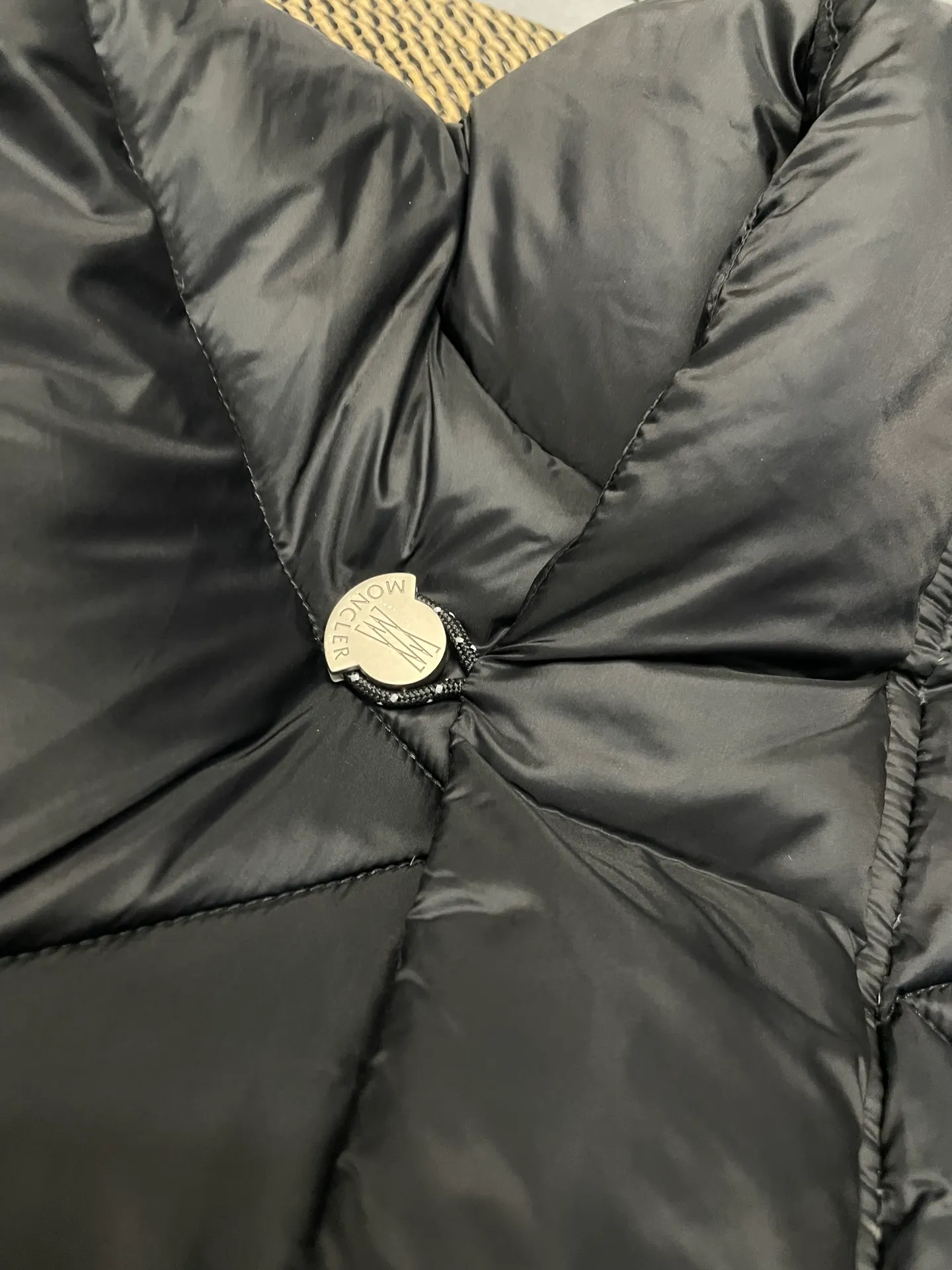 P980 Fei Dong collaborates with Moncler. Moncler once again joins hands with Pharrell Williams to create a joint series. The top 90 white duck I chose this time is the Moncler Genius product line. This Oak jacket is made of technical nylon, equipped with snap pockets and down padding to create the best warmth. The unique triangular car line will create a more artistic visual effect as a whole. The solid color dress is only decorated with LOGO on the chest and arms, which will not be too public while retaining the joint identity. It is also very versatile when paired together. This design technique has also appeared many times in Fei Dong’s joint brands, which is quite recognizable. Size: 1-5