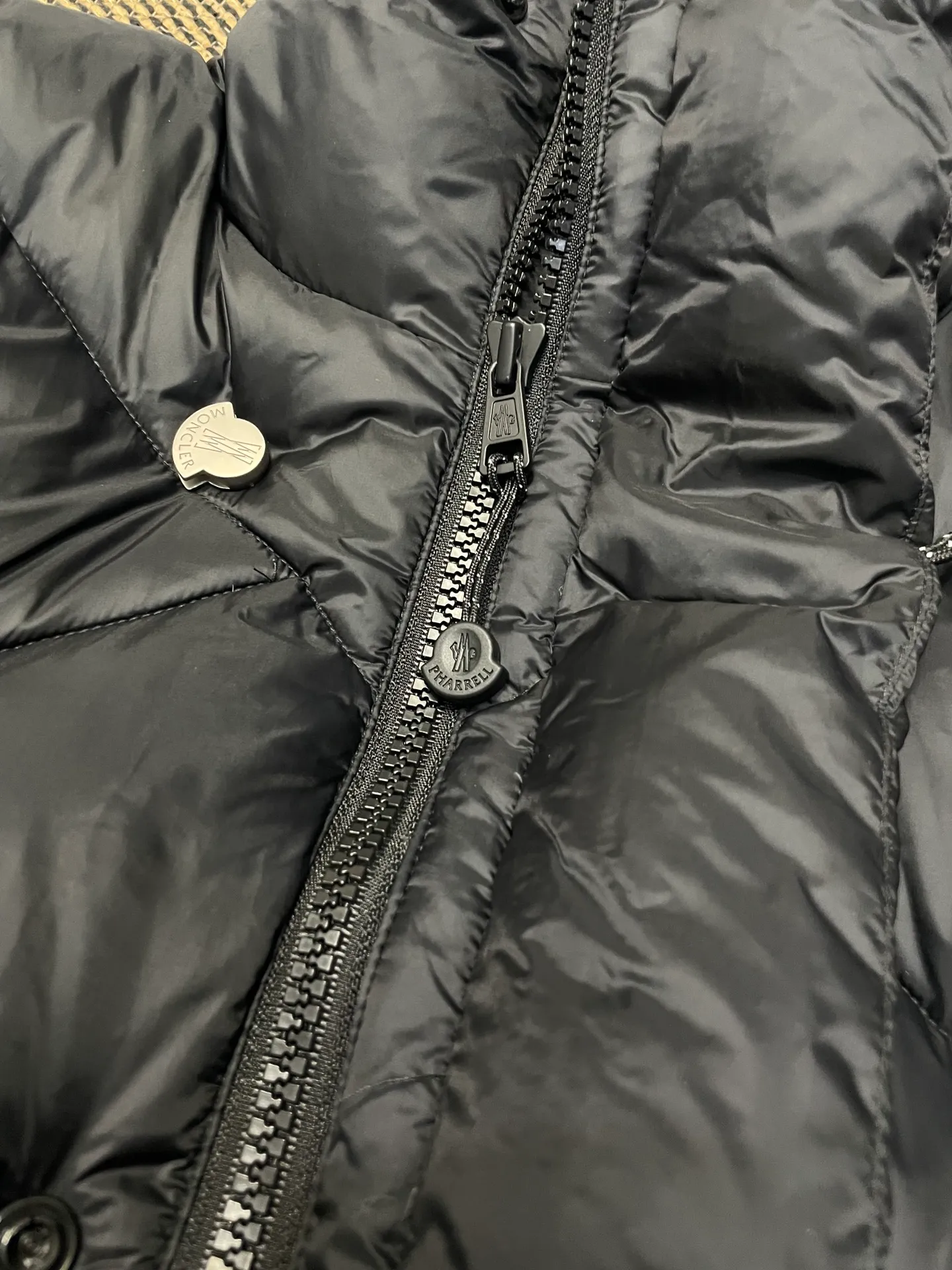 P980 Fei Dong collaborates with Moncler. Moncler once again joins hands with Pharrell Williams to create a joint series. The top 90 white duck I chose this time is the Moncler Genius product line. This Oak jacket is made of technical nylon, equipped with snap pockets and down padding to create the best warmth. The unique triangular car line will create a more artistic visual effect as a whole. The solid color dress is only decorated with LOGO on the chest and arms, which will not be too public while retaining the joint identity. It is also very versatile when paired together. This design technique has also appeared many times in Fei Dong’s joint brands, which is quite recognizable. Size: 1-5