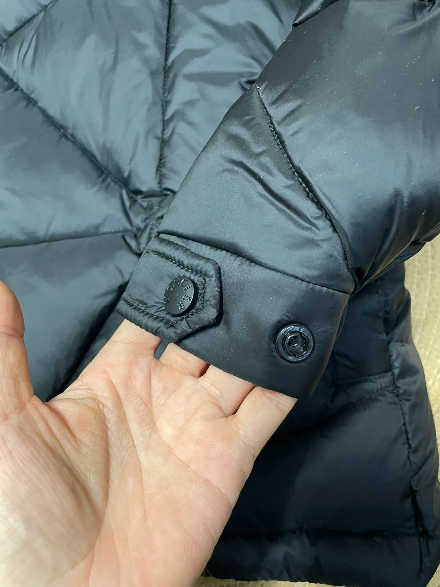 P980 Fei Dong collaborates with Moncler. Moncler once again joins hands with Pharrell Williams to create a joint series. The top 90 white duck I chose this time is the Moncler Genius product line. This Oak jacket is made of technical nylon, equipped with snap pockets and down padding to create the best warmth. The unique triangular car line will create a more artistic visual effect as a whole. The solid color dress is only decorated with LOGO on the chest and arms, which will not be too public while retaining the joint identity. It is also very versatile when paired together. This design technique has also appeared many times in Fei Dong’s joint brands, which is quite recognizable. Size: 1-5