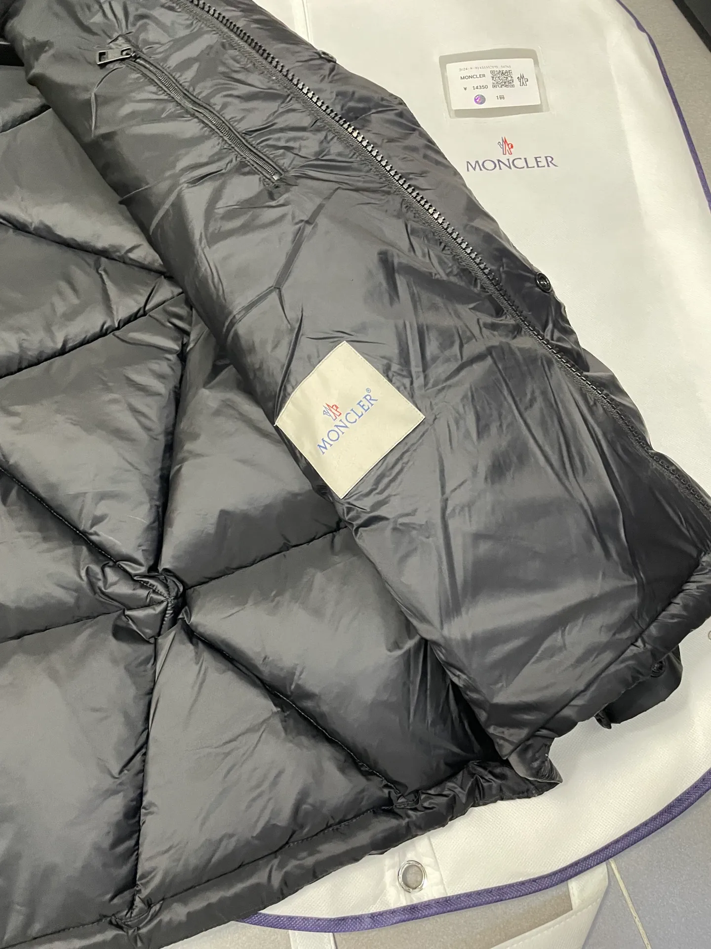 P980 Fei Dong collaborates with Moncler. Moncler once again joins hands with Pharrell Williams to create a joint series. The top 90 white duck I chose this time is the Moncler Genius product line. This Oak jacket is made of technical nylon, equipped with snap pockets and down padding to create the best warmth. The unique triangular car line will create a more artistic visual effect as a whole. The solid color dress is only decorated with LOGO on the chest and arms, which will not be too public while retaining the joint identity. It is also very versatile when paired together. This design technique has also appeared many times in Fei Dong’s joint brands, which is quite recognizable. Size: 1-5