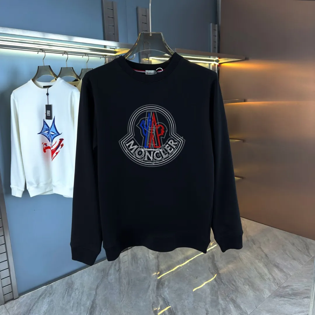 P210 high version sweatshirt) 📦With exclusive picture packaging📦 [Long-term ready stock] Upgraded version "Mobile phone smart sensor ~ NFC chip armband ~ Direct access to the official website anti-counterfeiting" 〖 𝐌𝐎𝐍𝐂𝐋𝐄𝐑 ~ Mouth covering〗 2025 new high quality, using 450g heavyweight fabric Different from the market currency, you can mix and match everything at will and you will be handsome😎The whole clothes is made of double waistcoats. The double waistcoats make the whole dress more three-dimensional. It is not an ordinary factory that can do such fine work. 2025 autumn and winter new style, on sale at the counter, exquisite printed round neck terry sweatshirt. High-end double-ply cotton. Customized stretch ribs are dyed in the same vat. Three standards are complete. It is matched with digital printing patterns and is very breathable. Same style for men and women. Color: black, white, apricot. Size: S M L XL 2XL
