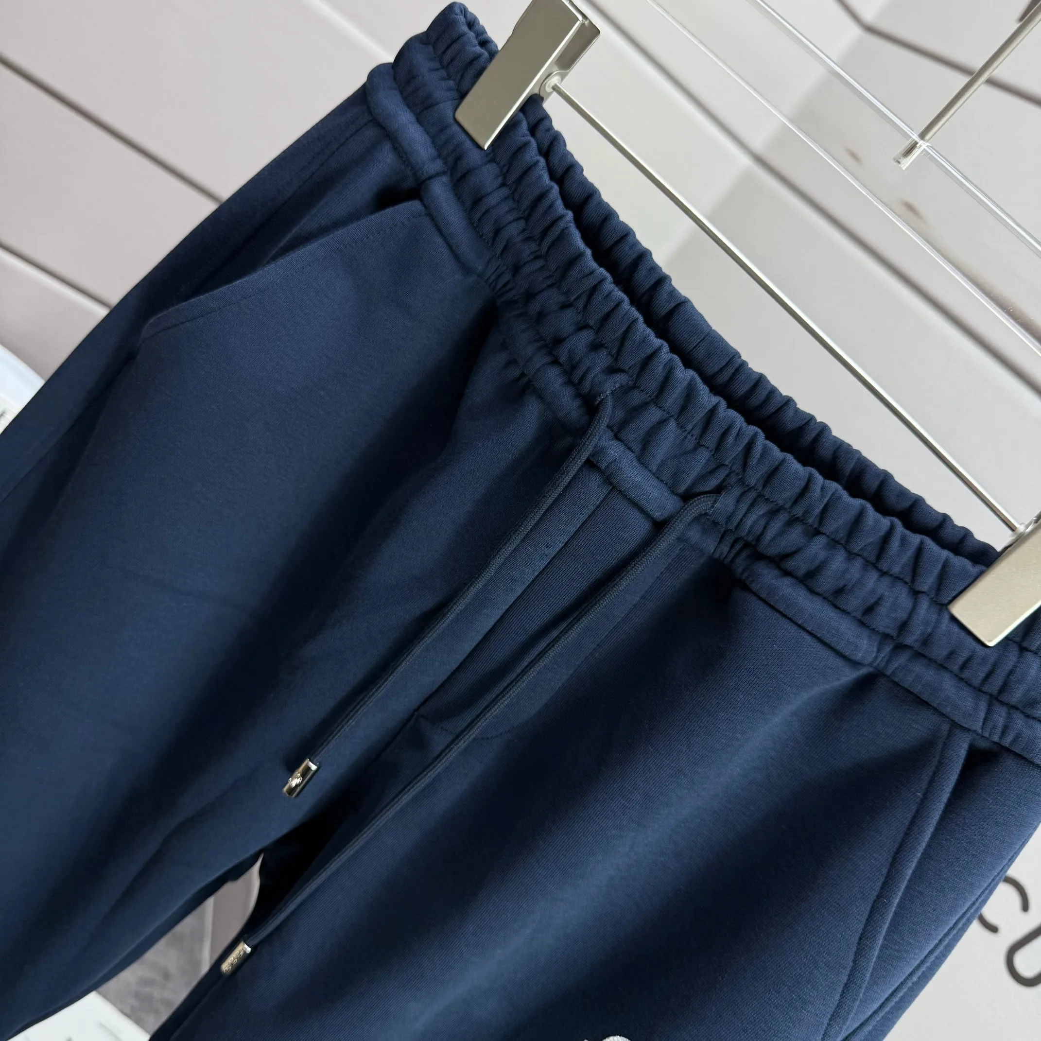 P310 MONCLER* Mouthless 2025 new autumn embroidered classic flat-legged casual sweatpants, same style for men and women. The fabric is made of 380g high-density double-sided Chinese custom fabric. No deformation, no shrinkage, three-dimensional drape. Color: black, navy blue, size: M-XXXL