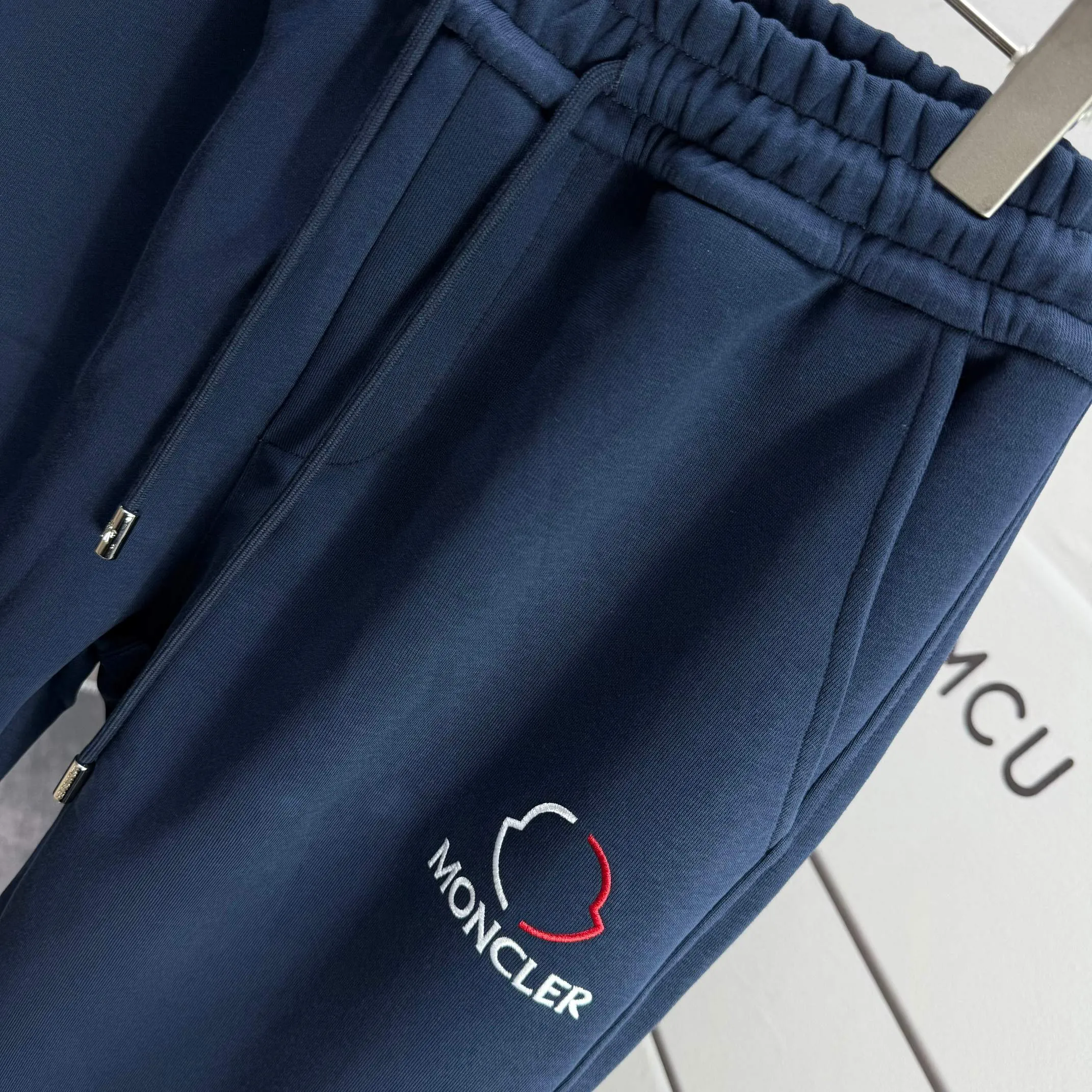 P310 MONCLER* Mouthless 2025 new autumn embroidered classic flat-legged casual sweatpants, same style for men and women. The fabric is made of 380g high-density double-sided Chinese custom fabric. No deformation, no shrinkage, three-dimensional drape. Color: black, navy blue, size: M-XXXL