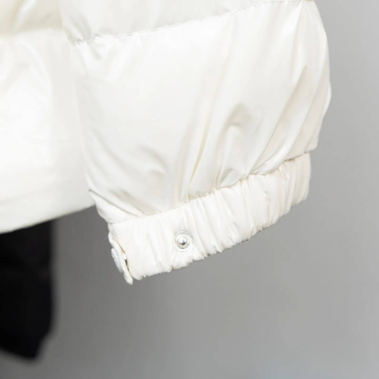 P800 2025 new autumn and winter style 🆕Moncler Meng Mouth Barante women's short hooded down and waisted jacket, huge slim waisted down jacket, using nylon oil-wax leather micro-wrinkling technology to make the whole dress show a high-end effect while being fashionable and easy to take care of. The detailed hardware is a new model with the same color and simple upper body, clean, slimming, age-reducing, fashionable, not bloated and warm. Color: cherry blossom pink, cream white, cool black