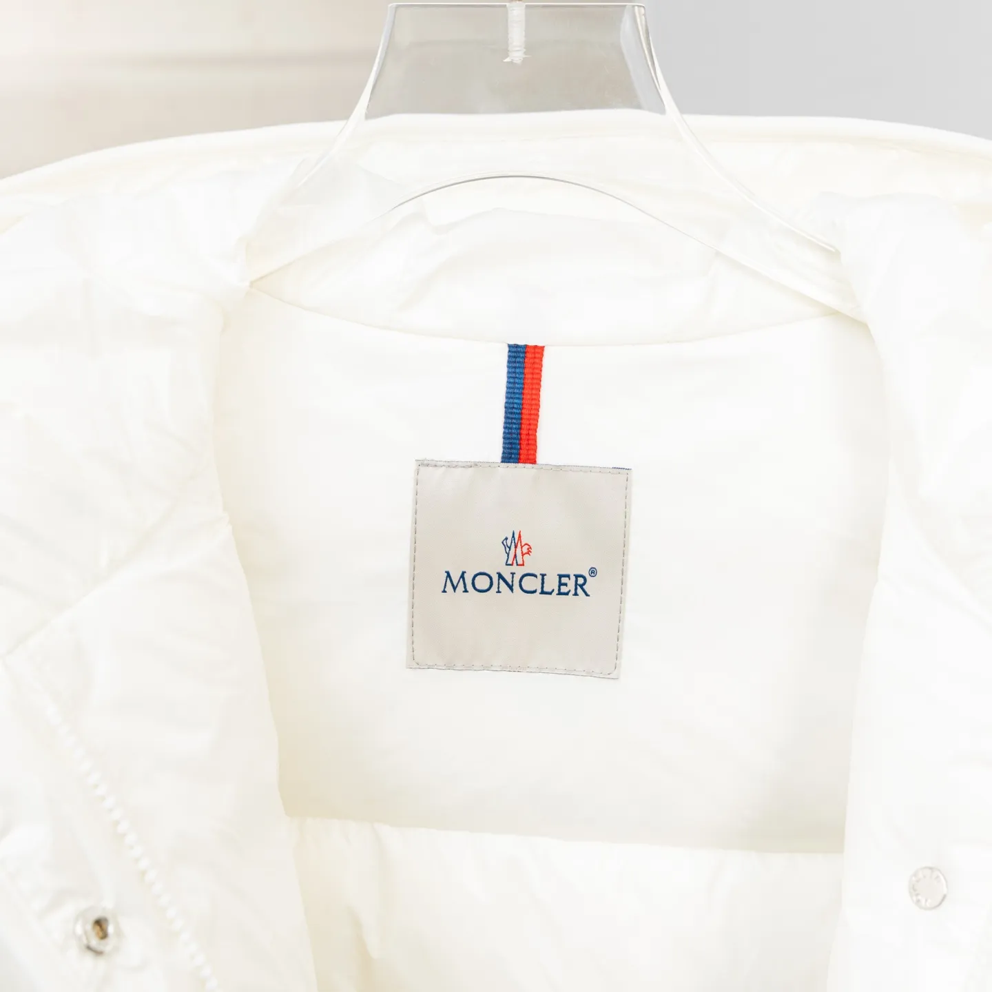 P800 2025 new autumn and winter style 🆕Moncler Meng Mouth Barante women's short hooded down and waisted jacket, huge slim waisted down jacket, using nylon oil-wax leather micro-wrinkling technology to make the whole dress show a high-end effect while being fashionable and easy to take care of. The detailed hardware is a new model with the same color and simple upper body, clean, slimming, age-reducing, fashionable, not bloated and warm. Color: cherry blossom pink, cream white, cool black