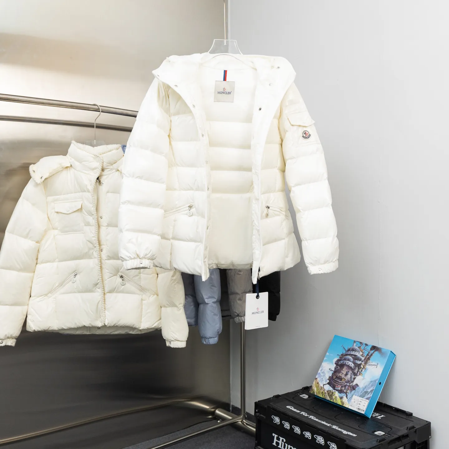 P800 2025 new autumn and winter style 🆕Moncler Meng Mouth Barante women's short hooded down and waisted jacket, huge slim waisted down jacket, using nylon oil-wax leather micro-wrinkling technology to make the whole dress show a high-end effect while being fashionable and easy to take care of. The detailed hardware is a new model with the same color and simple upper body, clean, slimming, age-reducing, fashionable, not bloated and warm. Color: cherry blossom pink, cream white, cool black