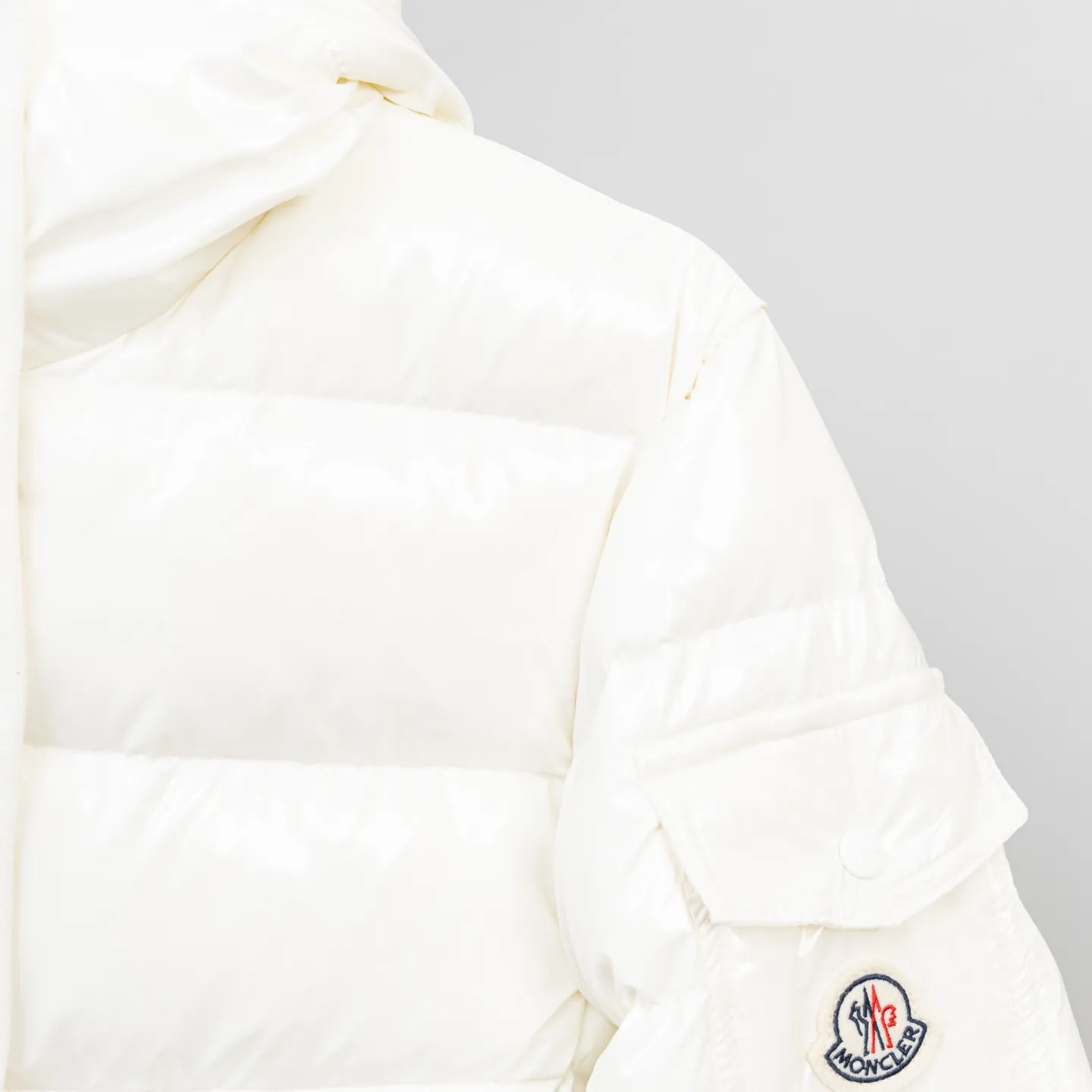 P800 2025 new autumn and winter style 🆕Moncler Meng Mouth Barante women's short hooded down and waisted jacket, huge slim waisted down jacket, using nylon oil-wax leather micro-wrinkling technology to make the whole dress show a high-end effect while being fashionable and easy to take care of. The detailed hardware is a new model with the same color and simple upper body, clean, slimming, age-reducing, fashionable, not bloated and warm. Color: cherry blossom pink, cream white, cool black