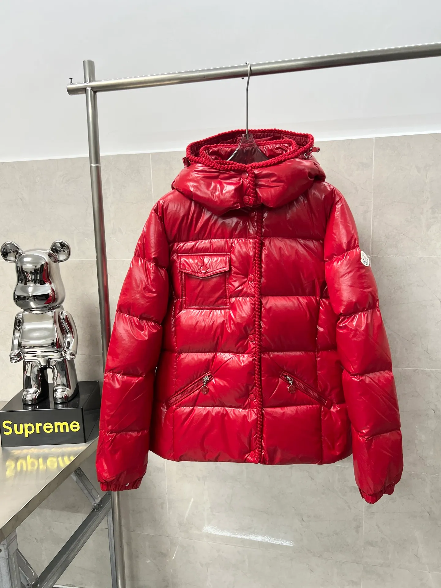 P920 Moncler Mouth GLAREINS Small Waist Hooded Floral Hem Small Waist Small Pocket Down Jacket The upgraded version of the small waist UP!! It is still a super slim waist style, with no-wash imitation wax leather fabric, and the brim collar and placket are matched with the same color twist braid design. It is full of elegance and suitable for various exquisite styles. A full set of hardware accessories, customized color matching snap buttons and sliders, 90 velvet filling. White Moonlight among the hottest items! Color: White Blue Red Size: 0123