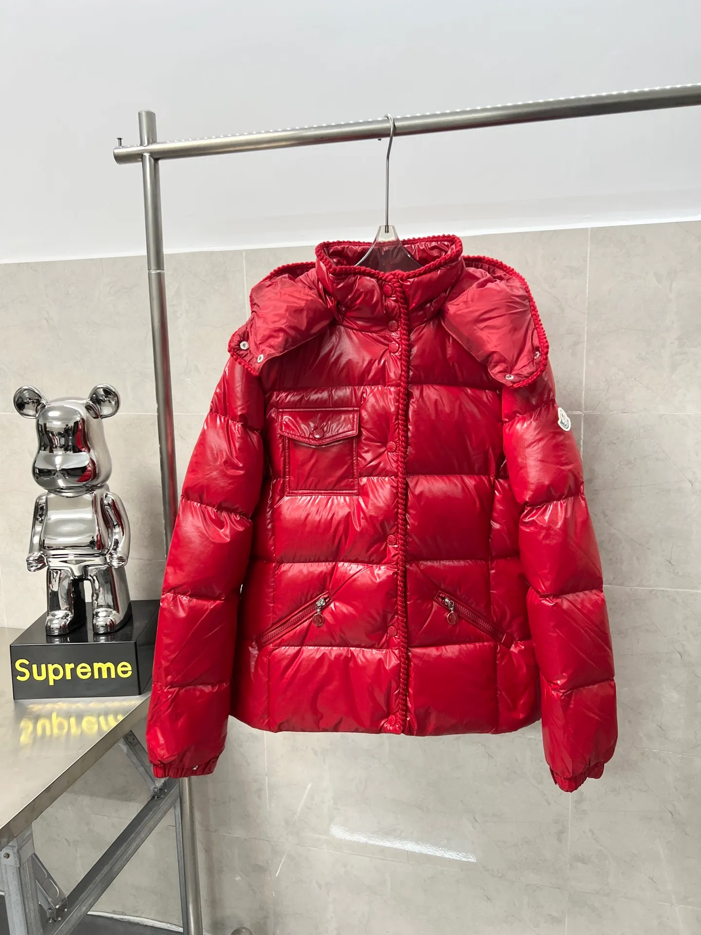 P920 Moncler Mouth GLAREINS Small Waist Hooded Floral Hem Small Waist Small Pocket Down Jacket The upgraded version of the small waist UP!! It is still a super slim waist style, with no-wash imitation wax leather fabric, and the brim collar and placket are matched with the same color twist braid design. It is full of elegance and suitable for various exquisite styles. A full set of hardware accessories, customized color matching snap buttons and sliders, 90 velvet filling. White Moonlight among the hottest items! Color: White Blue Red Size: 0123