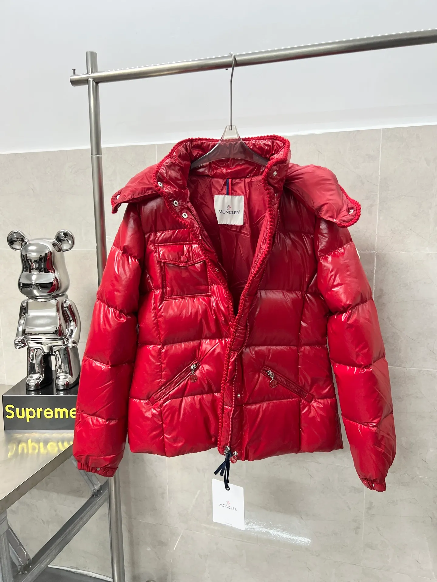 P920 Moncler Mouth GLAREINS Small Waist Hooded Floral Hem Small Waist Small Pocket Down Jacket The upgraded version of the small waist UP!! It is still a super slim waist style, with no-wash imitation wax leather fabric, and the brim collar and placket are matched with the same color twist braid design. It is full of elegance and suitable for various exquisite styles. A full set of hardware accessories, customized color matching snap buttons and sliders, 90 velvet filling. White Moonlight among the hottest items! Color: White Blue Red Size: 0123