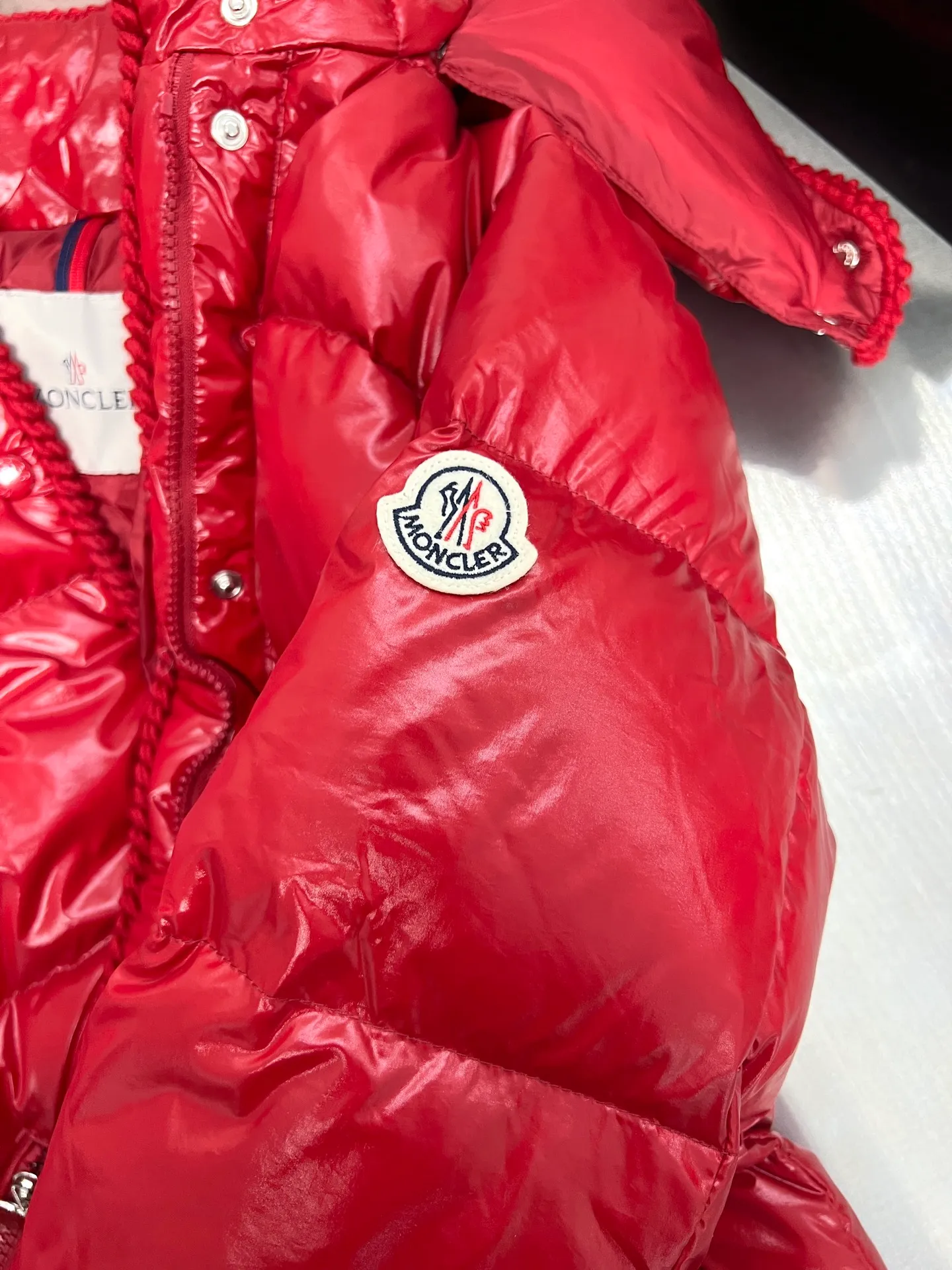 P920 Moncler Mouth GLAREINS Small Waist Hooded Floral Hem Small Waist Small Pocket Down Jacket The upgraded version of the small waist UP!! It is still a super slim waist style, with no-wash imitation wax leather fabric, and the brim collar and placket are matched with the same color twist braid design. It is full of elegance and suitable for various exquisite styles. A full set of hardware accessories, customized color matching snap buttons and sliders, 90 velvet filling. White Moonlight among the hottest items! Color: White Blue Red Size: 0123