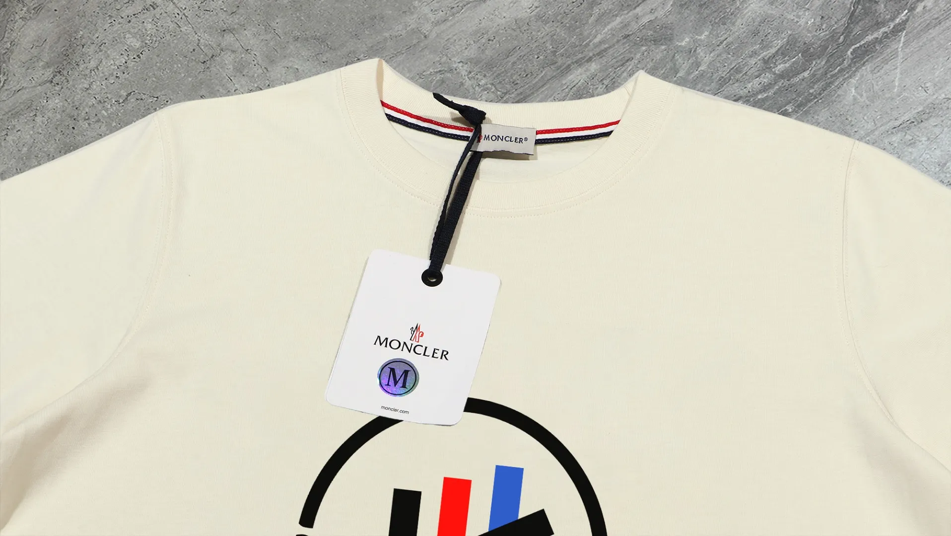 P140 💰Upgraded version "Mobile phone smart sensor ~ NFC chip armband ~ direct access to the official website for anti-counterfeiting" "Moncler ~ Mouth Mouth" 2025 new high-quality round neck short-sleeved T-shirt. The cuffs have imported embroidered labels. Customized dyeing, very comfortable to touch. Super versatile and good-looking short-sleeved. Complete with three labels. Non-market ordinary version. Feel free to compare. Quality is absolutely guaranteed! ‼ First of all, this original fabric is all custom-woven with 32-count double yarn fabric, 250G, and the weight is the same‼ Fine workmanship, double waistcoat method, double waistcoat method, double waistcoat method makes the whole dress more three-dimensional, which is not a craft that ordinary T-shirts can achieve🤪 Size: S-M-L-XL-2XL Color: black, white, apricot, same style for men and women